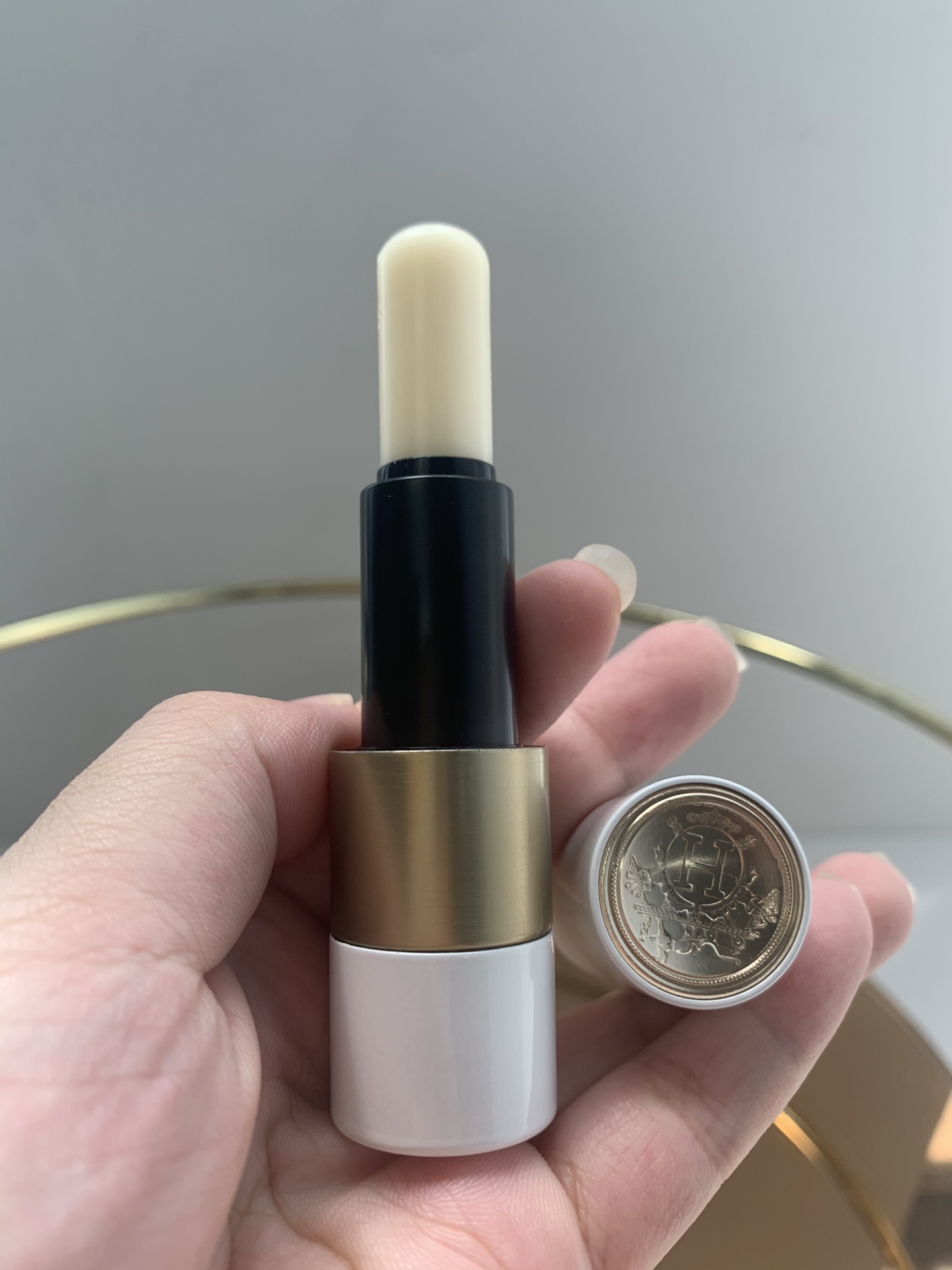 高端品质/75💰
爱马仕润唇膏！可以和男朋友分享的一只润唇膏，爱马仕无色润唇膏，润唇膏的天花板，情侣都可用❤️又到了换唇膏的季节，用了那么多唇膏，最爱的润唇膏还是是爱马仕，质感清润不会浮油，上嘴很舒服，拿出去也很有牌面，滋润度超高，还能淡化你的唇纹！一年四季都可以用，特别是天气干燥的地方！！！这次小姐姐们一定要多带几只，逢年过节送人不要太合适，全部原包装太高档了。