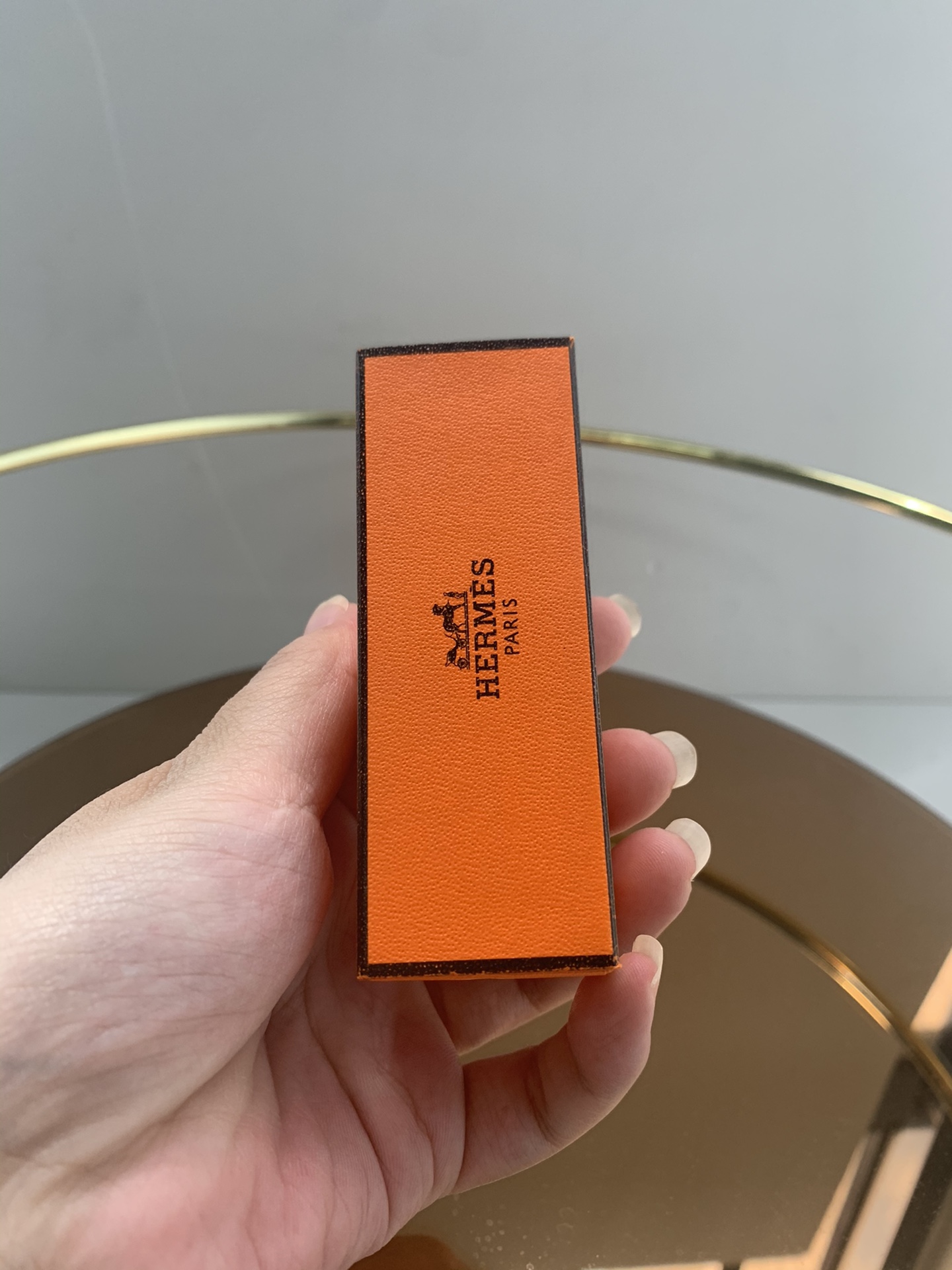 高端品质/75💰
爱马仕润唇膏！可以和男朋友分享的一只润唇膏，爱马仕无色润唇膏，润唇膏的天花板，情侣都可用❤️又到了换唇膏的季节，用了那么多唇膏，最爱的润唇膏还是是爱马仕，质感清润不会浮油，上嘴很舒服，拿出去也很有牌面，滋润度超高，还能淡化你的唇纹！一年四季都可以用，特别是天气干燥的地方！！！这次小姐姐们一定要多带几只，逢年过节送人不要太合适，全部原包装太高档了。