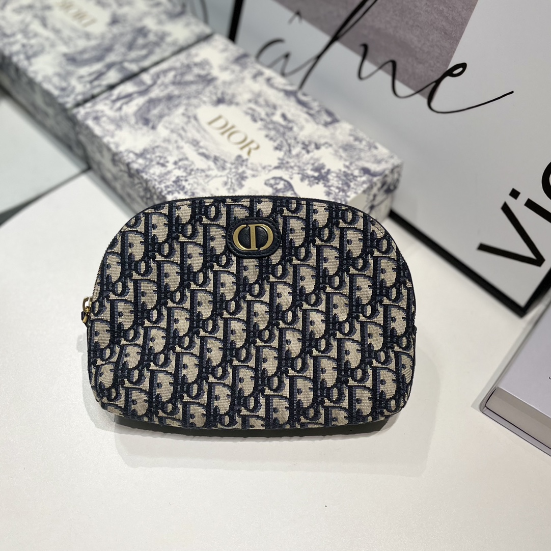 P S5416 Este neceser está adornado con el icónico estampado Oblique azul de Dior. Cuenta con un elegante compartimento …