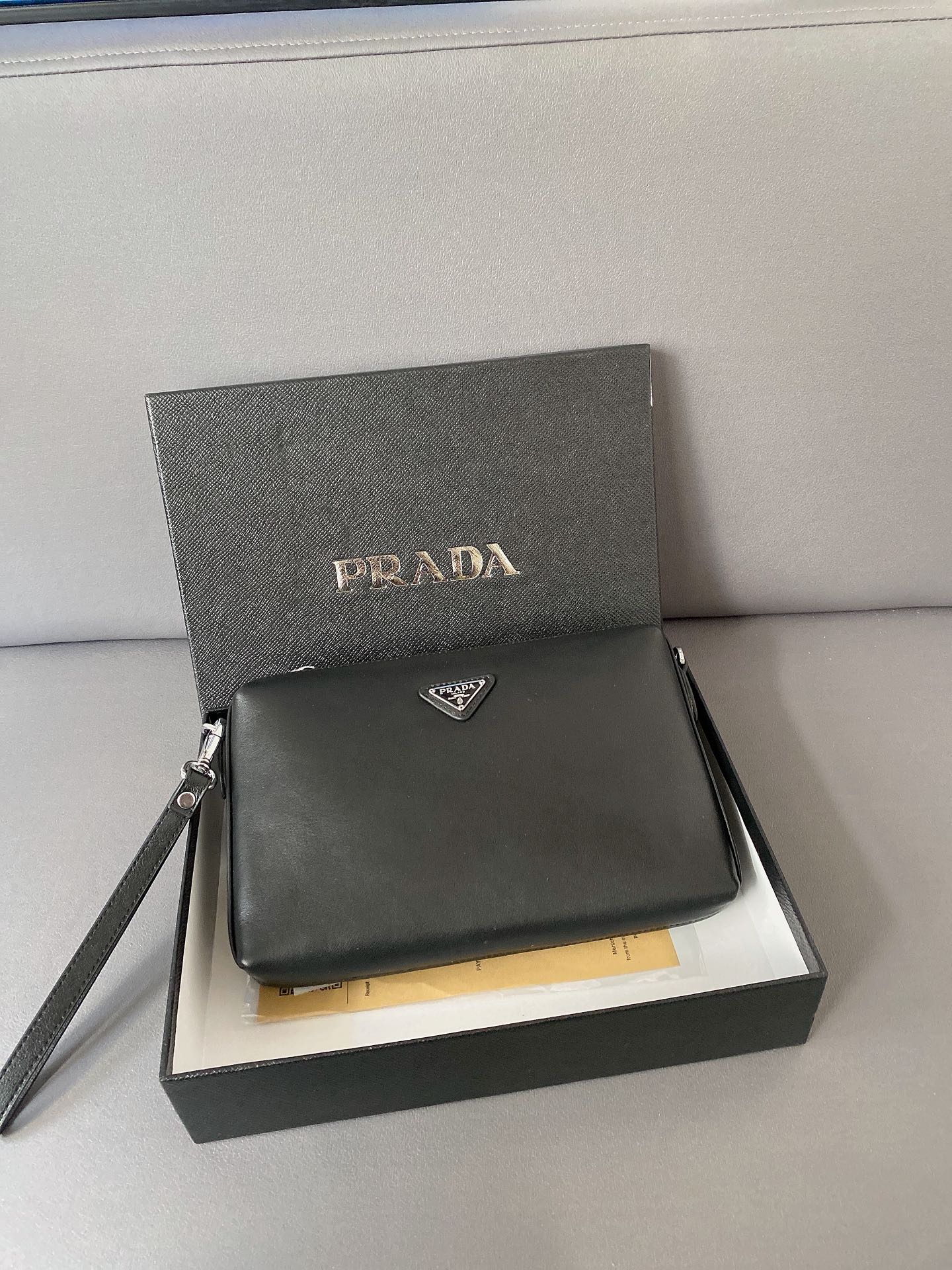 J0  普拉达 Prada  牛皮单肩包 手拿包 男士斜挎包 经典复刻设计 采用精湛镶嵌细工，实物拍摄 原厂原版面料 配送小票防尘布袋 礼盒 27 x 20 cm。