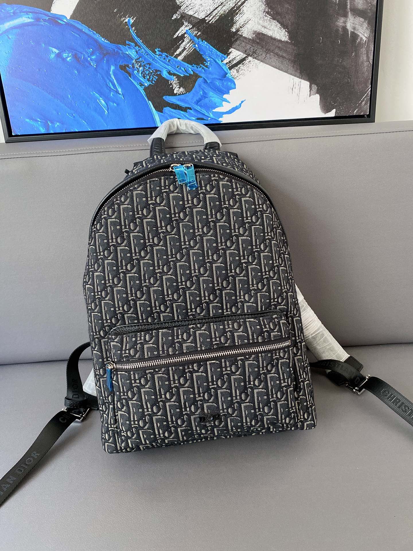 K5  Dior  迪奥  提花布刺绣帆布双肩包 男女大容量背包 书包 采用精湛镶嵌细工，经典百搭 实物拍摄 原厂原版面料 配送小票防尘袋 31 x 41 cm。”},”addedWatermarks”:,”subimgs”:,”online”:true,”imgsSrc”:[“https://xcimg.szwego.com/20220904/i1662275924_7789_0.jpg?imageView2/2/format/jpg/q/100