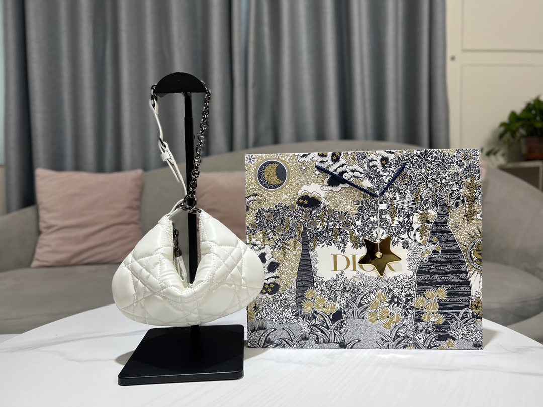 DIOR CARO мини-сумка белая кожа с стёганым узором каннаж и цепочкой-ручкой