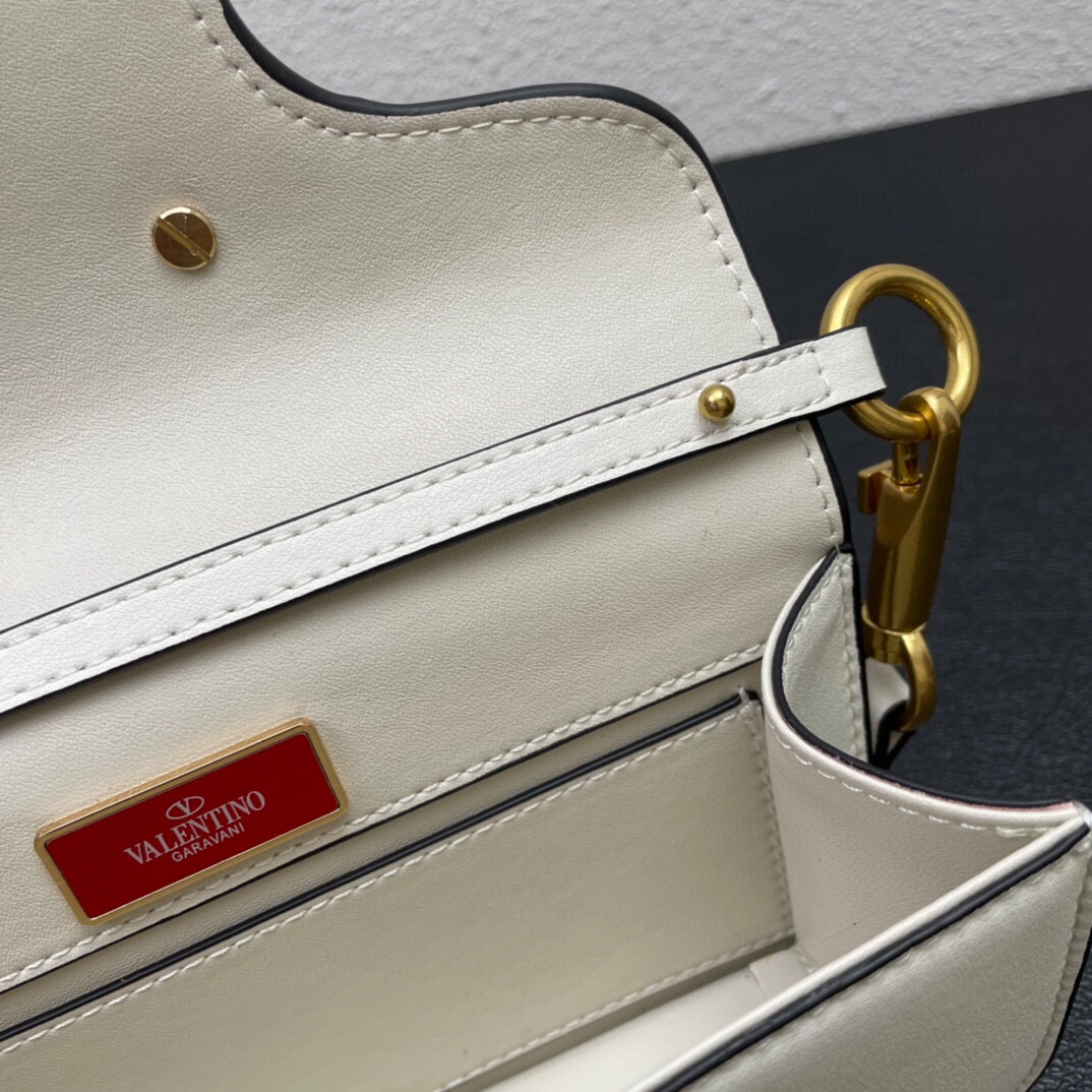 小号Garavani MINI LOCÒ小牛皮手袋，金属VLogo Signature细节- 配可拆卸提