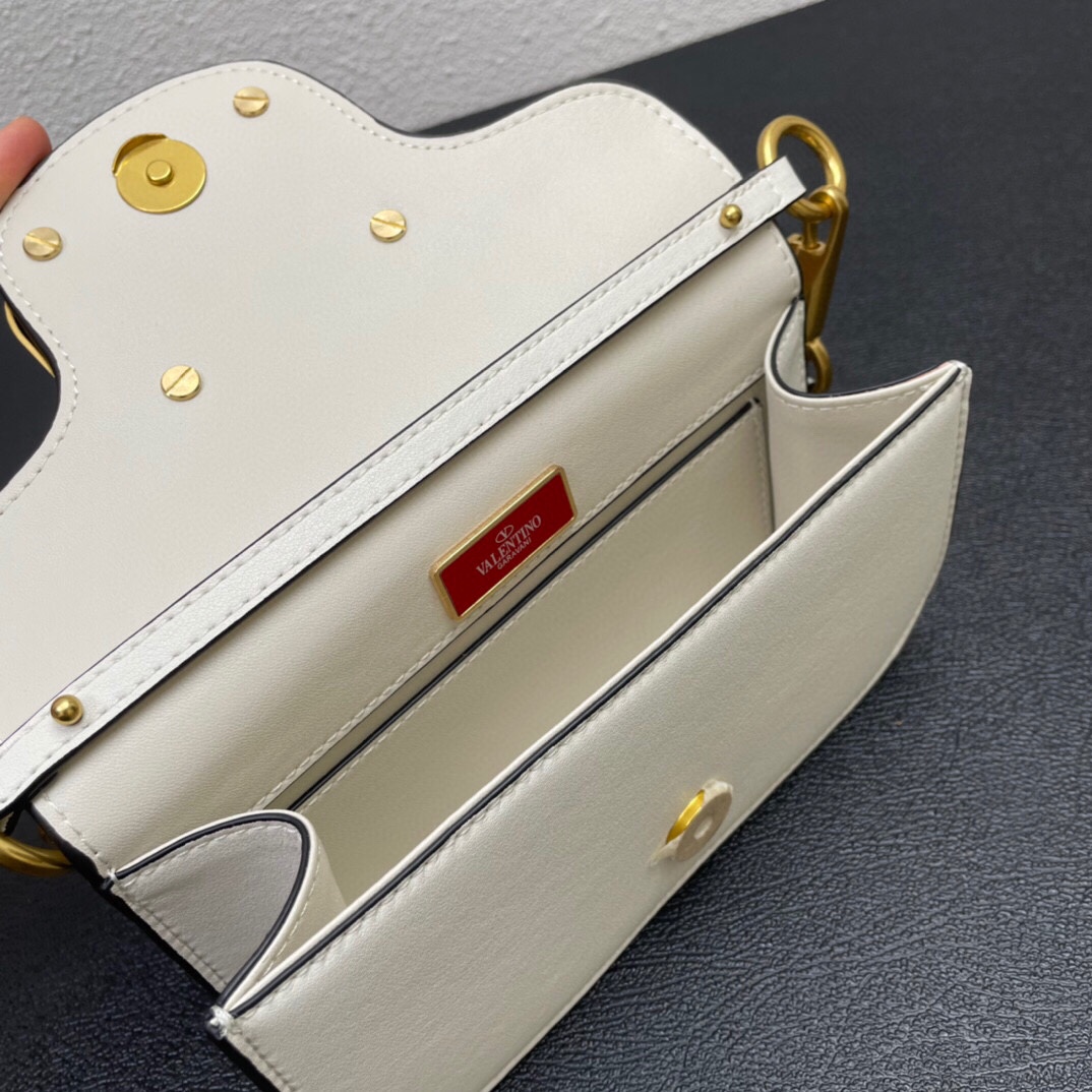 小号Garavani MINI LOCÒ小牛皮手袋，金属VLogo Signature细节- 配可拆卸提