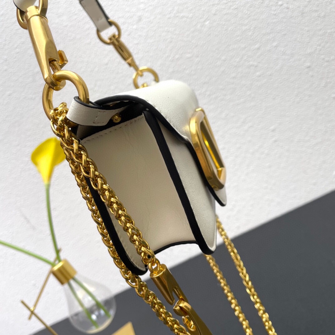 小号Garavani MINI LOCÒ小牛皮手袋，金属VLogo Signature细节- 配可拆卸提