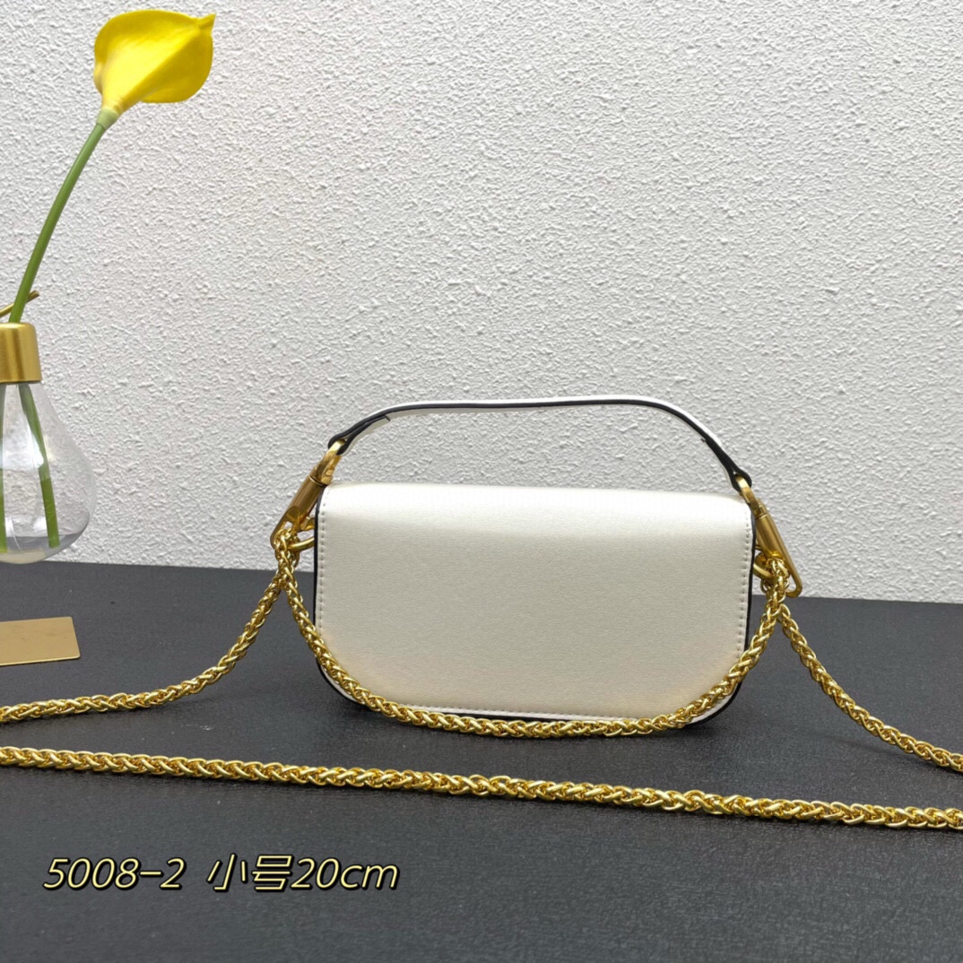 小号Garavani MINI LOCÒ小牛皮手袋，金属VLogo Signature细节- 配可拆卸提