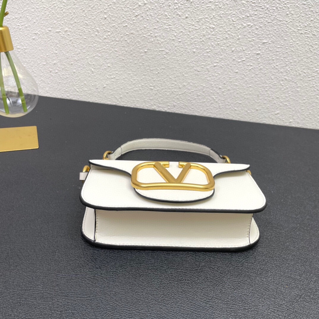 小号Garavani MINI LOCÒ小牛皮手袋，金属VLogo Signature细节- 配可拆卸提