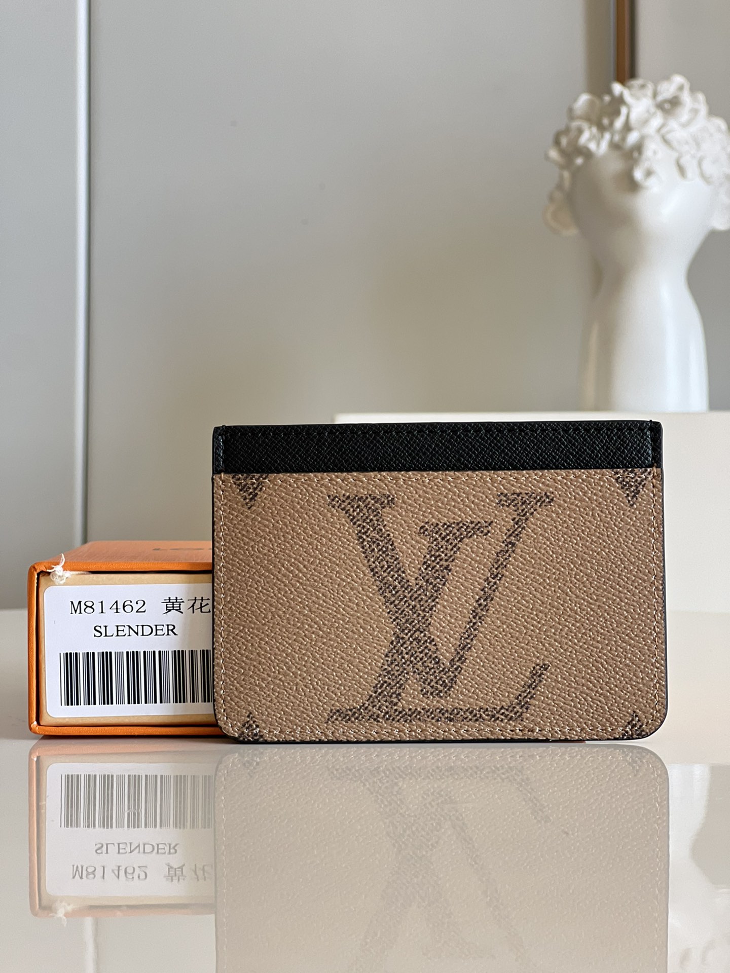 NO:399170,[Exclusive real photo M81462 yellow flower] LV Side-Up card clip is made of Monogram and Monogram Reverse canvas to create a fashionable functional design. It has multiple vertical card mezzanines and large horizontal mezzanines, suitable for storing bills, banknotes, credit cards, business cards and transportation cards, adding practical choices to daily life. Detailed features 11.7 x 8.5 x 0.7 cm (length x height x width) V.150,LV [original leather],louis vuitton,versace19860909【独家实拍M81462黄花】LV Side-Up 卡夹以 Monogram 和 Monogram Reverse 帆布打造时尚功能设计.内设多个竖向卡片夹层与大号横向夹层,适宜存放票据、纸钞、信用卡、名片及交通卡,为日常生活增添实用之选.详细特征11.7 x 8.5 x 0.7 厘米 (长度 x 高 x 宽) V.150,LV【原厂皮】,louis vuitton,versace,Bag