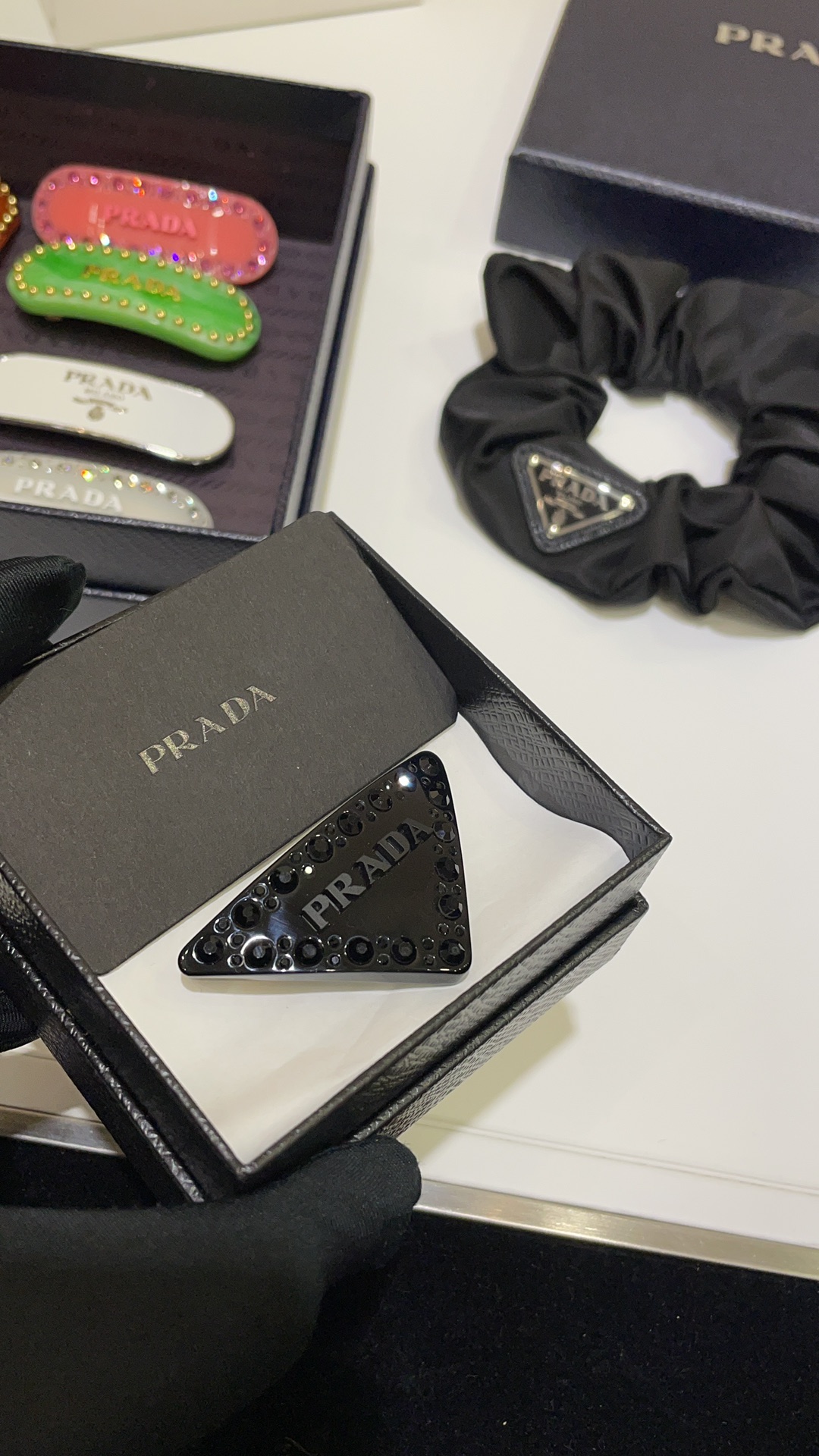 NO:816429,88160 arrived today. School belle Bai Fumei equipment. New letter triangular logo rhinestone black hairpin. Classic triangular logo design. Fashionable and individual. Very romantic atmosphere of a dark little princess ~ z customization. Same brass material. Czech diamond. Buy and earn money. Hairpins, high-end Cardia jewelry.1986090988160今日到货 校花白富美装备 新款字母三角标水钻黑色发夹 经典三角标设计 时髦又个性 很有暗黑小公主的浪漫气息～ z定制 一致黄铜材质 捷克钻 买到赚到,,hairpins,卡迪亚高端饰品,Jewelry