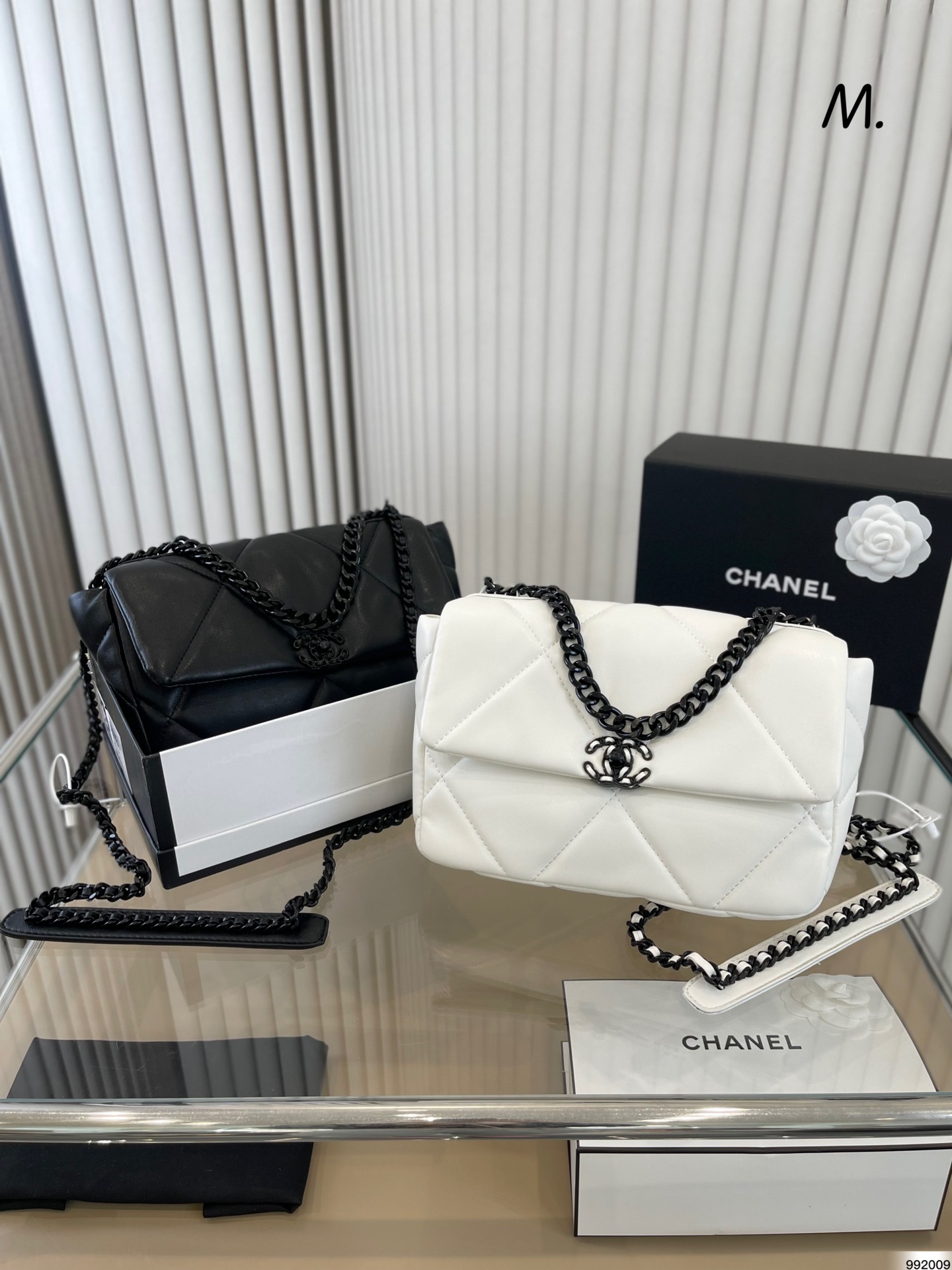 J5 配盒 chanel香奈儿香19、专柜品质、细节完美 老佛爷收官之作、真的是高级时尚超洋气， 怎么搭都好看、气场强大，一眼就会看爱上 尺寸25 17