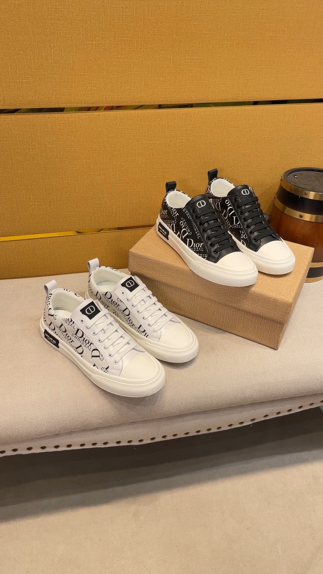 Dior 迪奥 休闲风男鞋，香港专柜 潮男休闲鞋上市 。意大利进口原版小牛皮配原版专属迪奥面料皮里。欧美大师操刀设计 。完美造型打造专柜品质，纯色橡胶耐磨大底。经典炫头超级百搭也很舒服的。高档不失品味，时尚、新颖绝对的焦点38-44码，2色可选A27