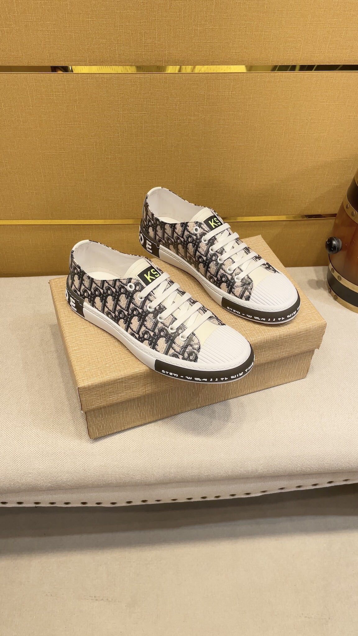 Dior 迪奥 休闲风男鞋，香港专柜 潮男休闲鞋上市 。意大利进口原版小牛皮配原版专属迪奥面料皮里。欧美大师操刀设计 。完美造型打造专柜品质，纯色橡胶耐磨大底。经典炫头超级百搭也很舒服的。高档不失品味，时尚、新颖绝对的焦点38-44码，单色可选，A131