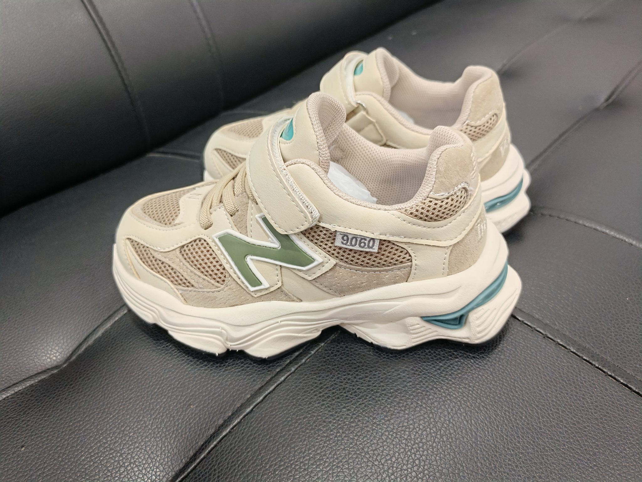 NB9060童鞋!！ 鞋底采用🔥EVA发泡➕防滑贴片一体成型🎆更受于孩子喜爱的超轻鞋底， 火爆🔥魔术贴➕鞋带设计 尺码：26 27 28 29 30 31 32 33 34 35-选品中心