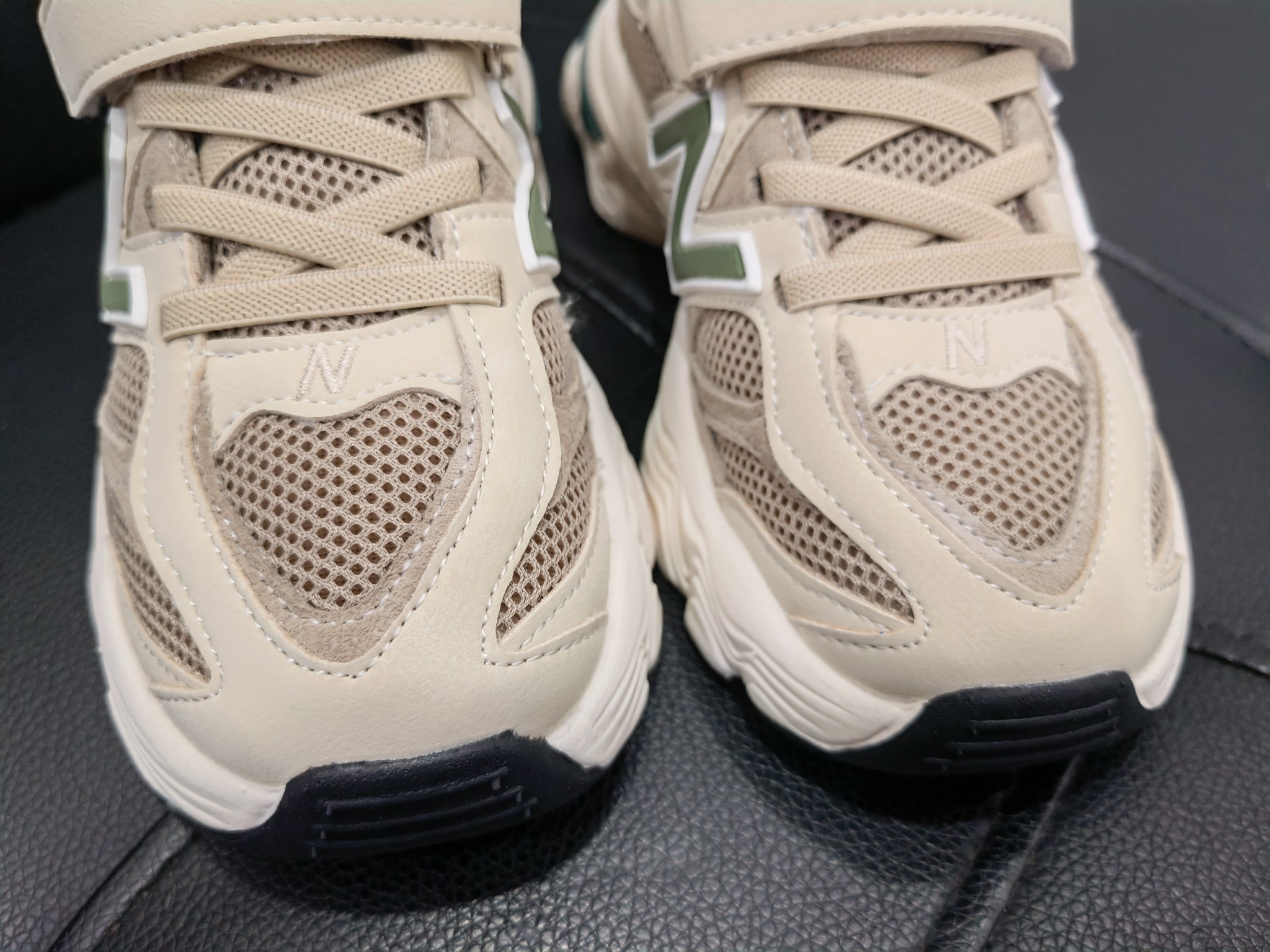 图片[4]-NB9060童鞋!！ 鞋底采用🔥EVA发泡➕防滑贴片一体成型🎆更受于孩子喜爱的超轻鞋底， 火爆🔥魔术贴➕鞋带设计 尺码：26 27 28 29 30 31 32 33 34 35-选品中心