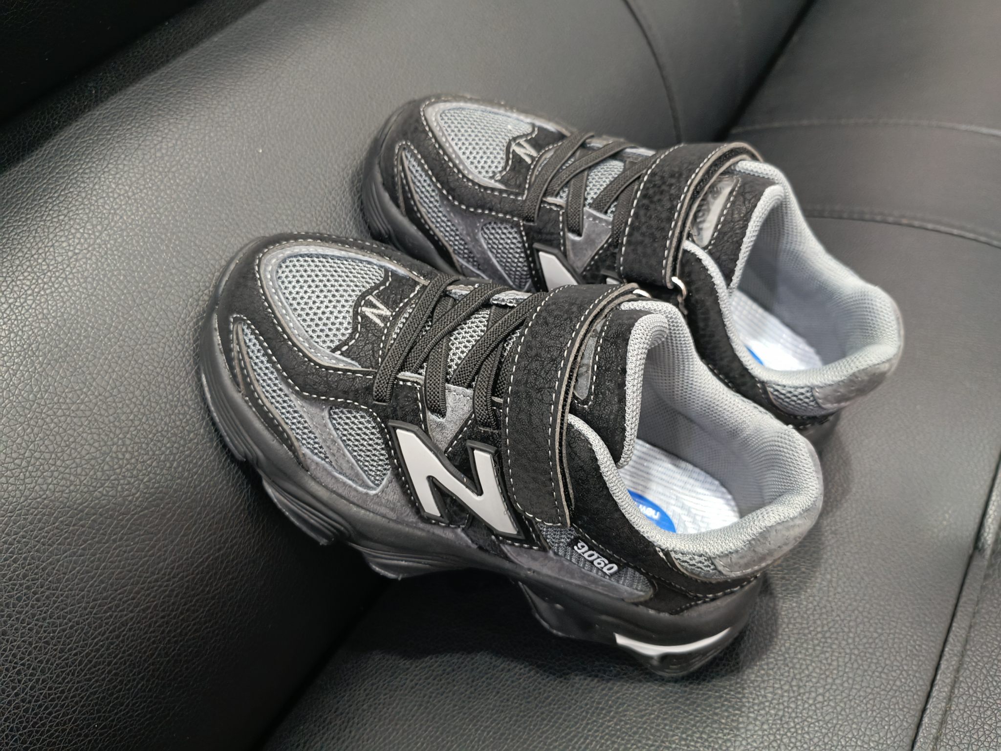 图片[2]-NB9060童鞋!！ 鞋底采用🔥EVA发泡➕防滑贴片一体成型🎆更受于孩子喜爱的超轻鞋底，超轻鞋底🔥 火爆🔥魔术贴➕鞋带设计 尺码：26 27 28 29 30 31 32 33 34 35-选品中心