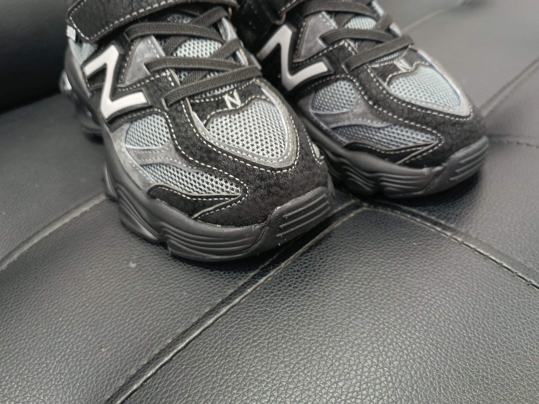 图片[4]-NB9060童鞋!！ 鞋底采用🔥EVA发泡➕防滑贴片一体成型🎆更受于孩子喜爱的超轻鞋底，超轻鞋底🔥 火爆🔥魔术贴➕鞋带设计 尺码：26 27 28 29 30 31 32 33 34 35-选品中心