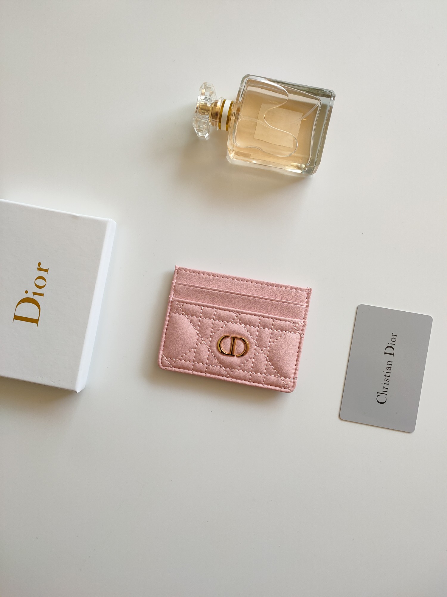 😍迪奥 Dior Caro 五格卡夹是本季新品，优雅实用。款号:S5130 采用柔软牛皮精心制作，饰以藤