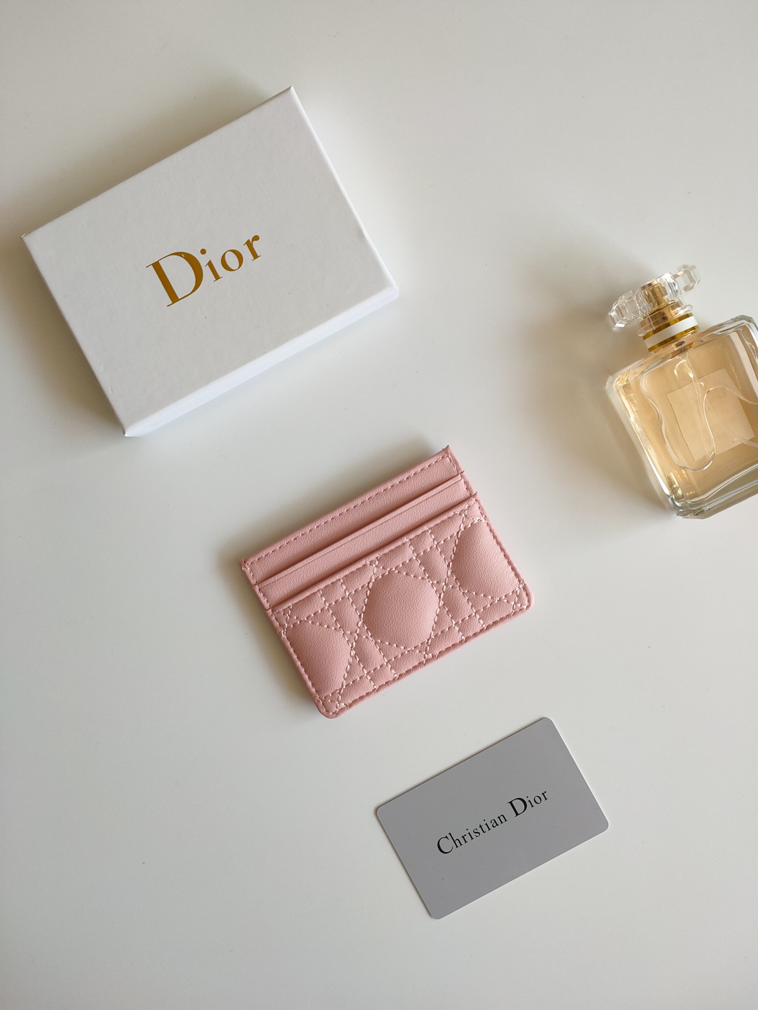 😍迪奥 Dior Caro 五格卡夹是本季新品，优雅实用。款号:S5130 采用柔软牛皮精心制作，饰以藤
