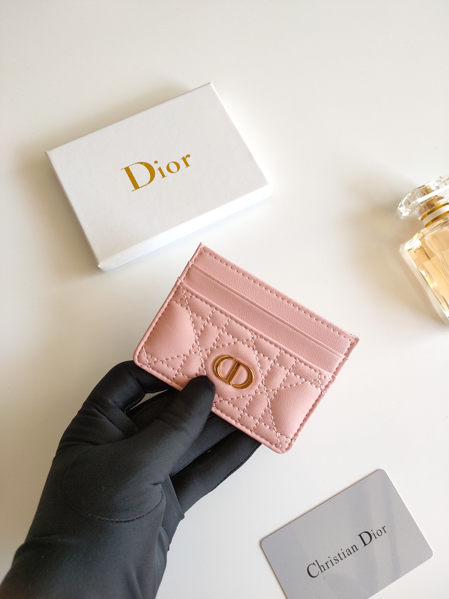 😍迪奥 Dior Caro 五格卡夹是本季新品，优雅实用。款号:S5130 采用柔软牛皮精心制作，饰以藤