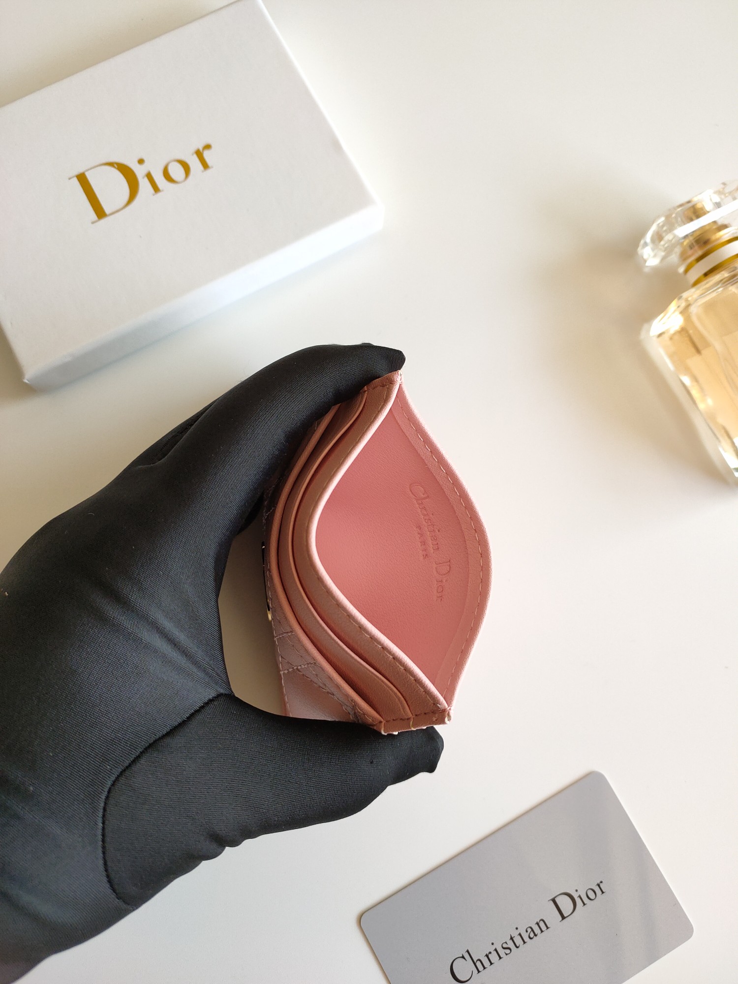 😍迪奥 Dior Caro 五格卡夹是本季新品，优雅实用。款号:S5130 采用柔软牛皮精心制作，饰以藤