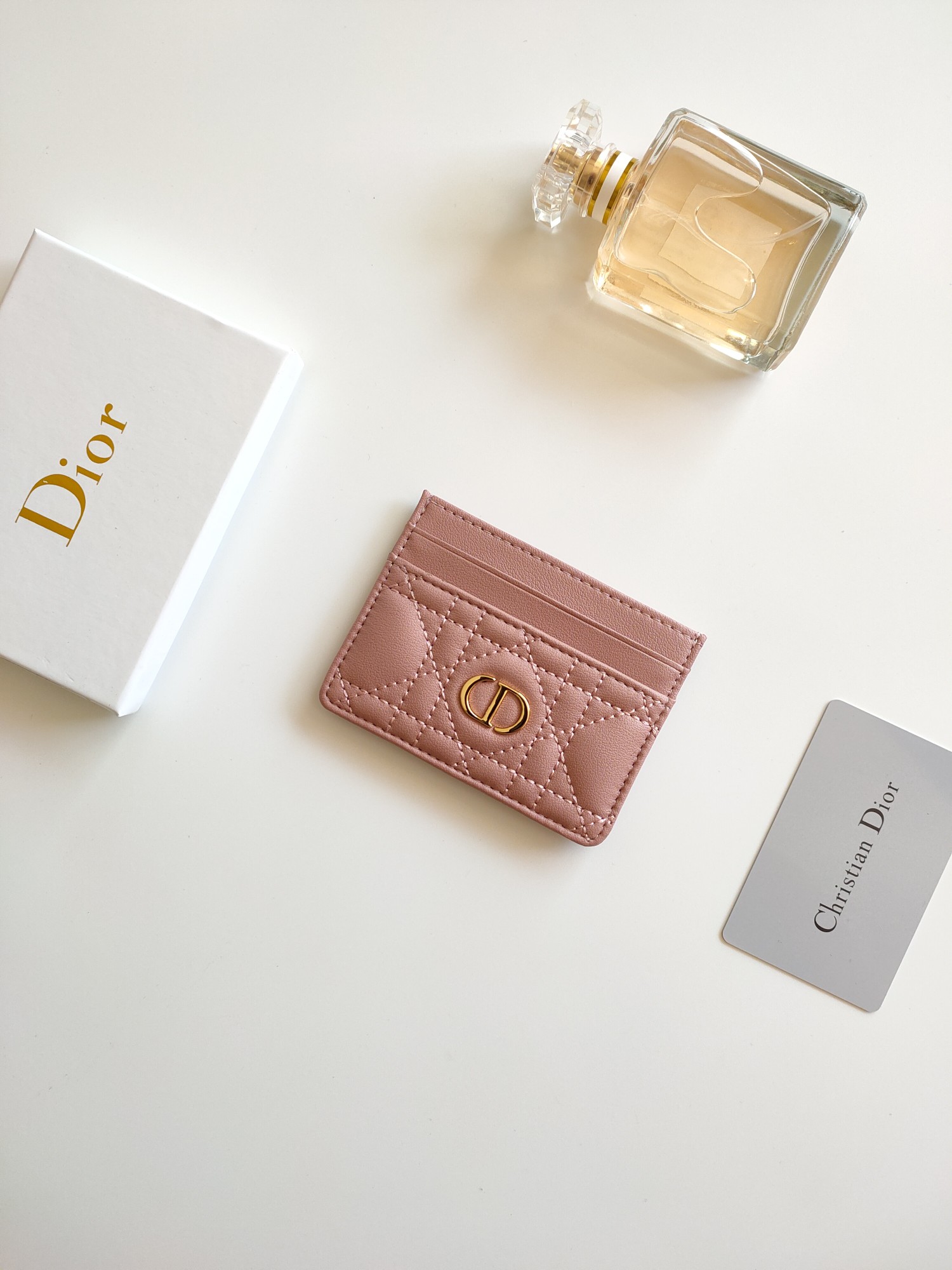 😍迪奥 Dior Caro 五格卡夹是本季新品，优雅实用。款号:S5130 采用柔软牛皮精心制作，饰以藤