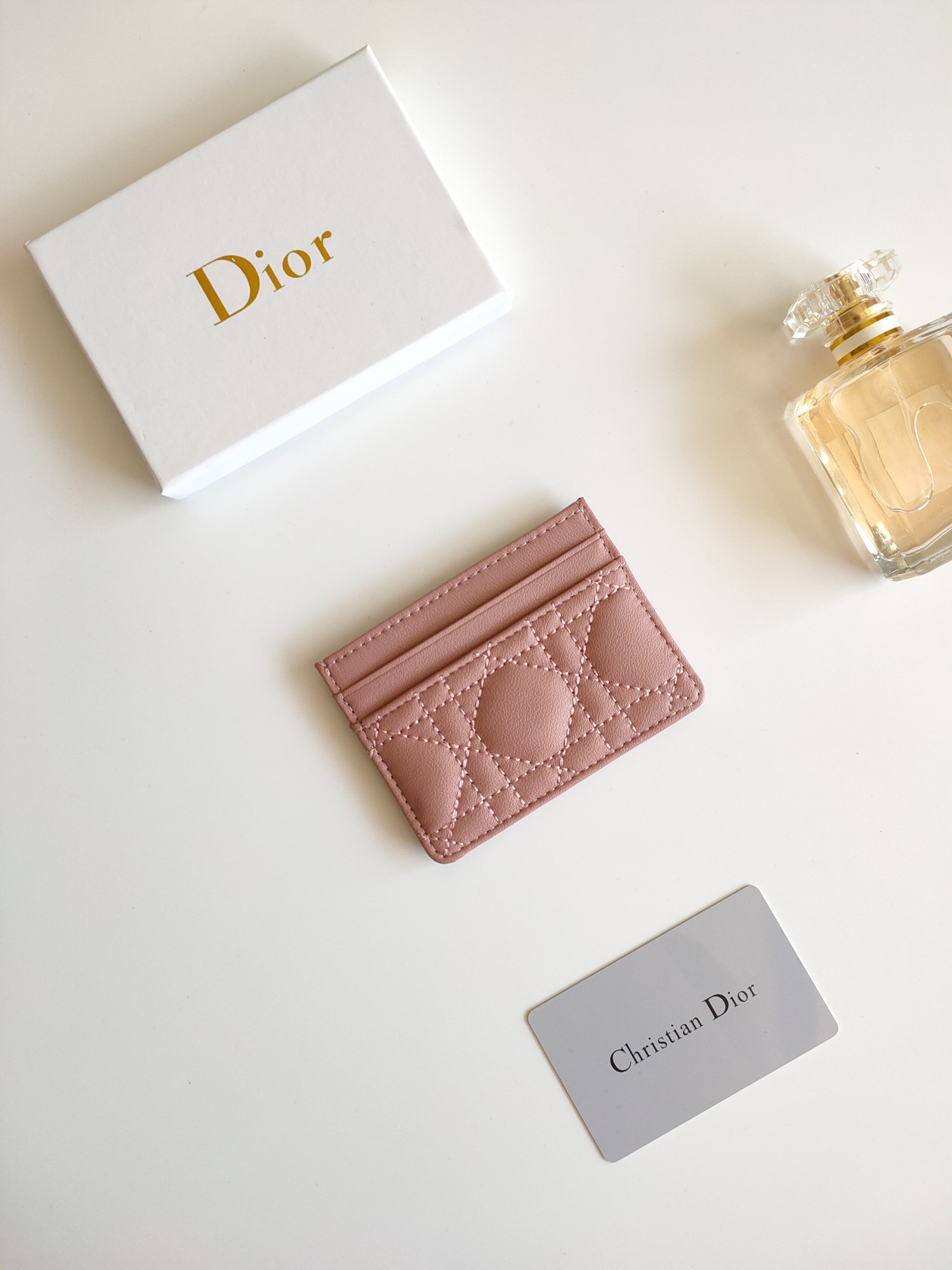 😍迪奥 Dior Caro 五格卡夹是本季新品，优雅实用。款号:S5130 采用柔软牛皮精心制作，饰以藤