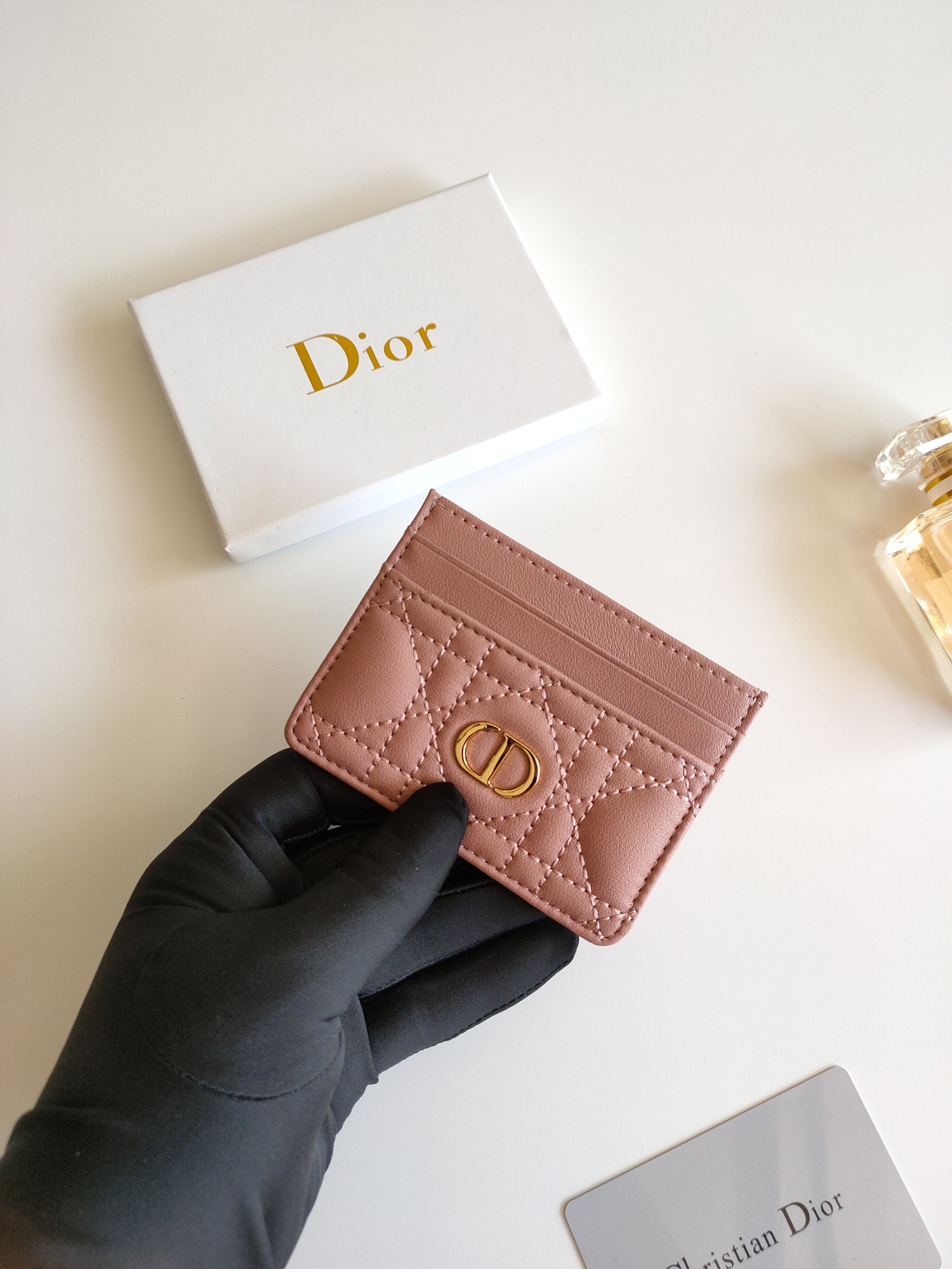 😍迪奥 Dior Caro 五格卡夹是本季新品，优雅实用。款号:S5130 采用柔软牛皮精心制作，饰以藤
