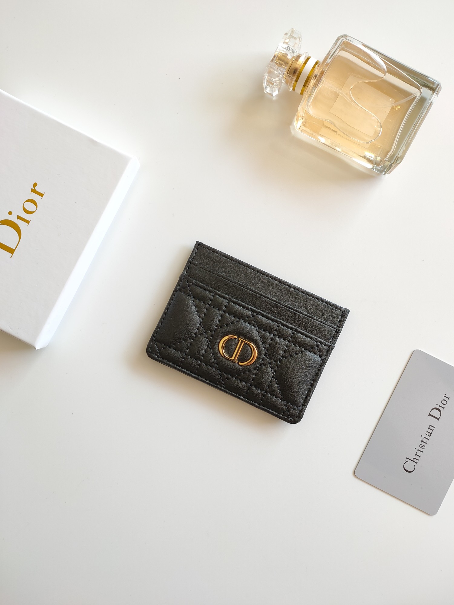 😍迪奥 Dior Caro 五格卡夹是本季新品，优雅实用。款号:S5130 采用柔软牛皮精心制作，饰以藤