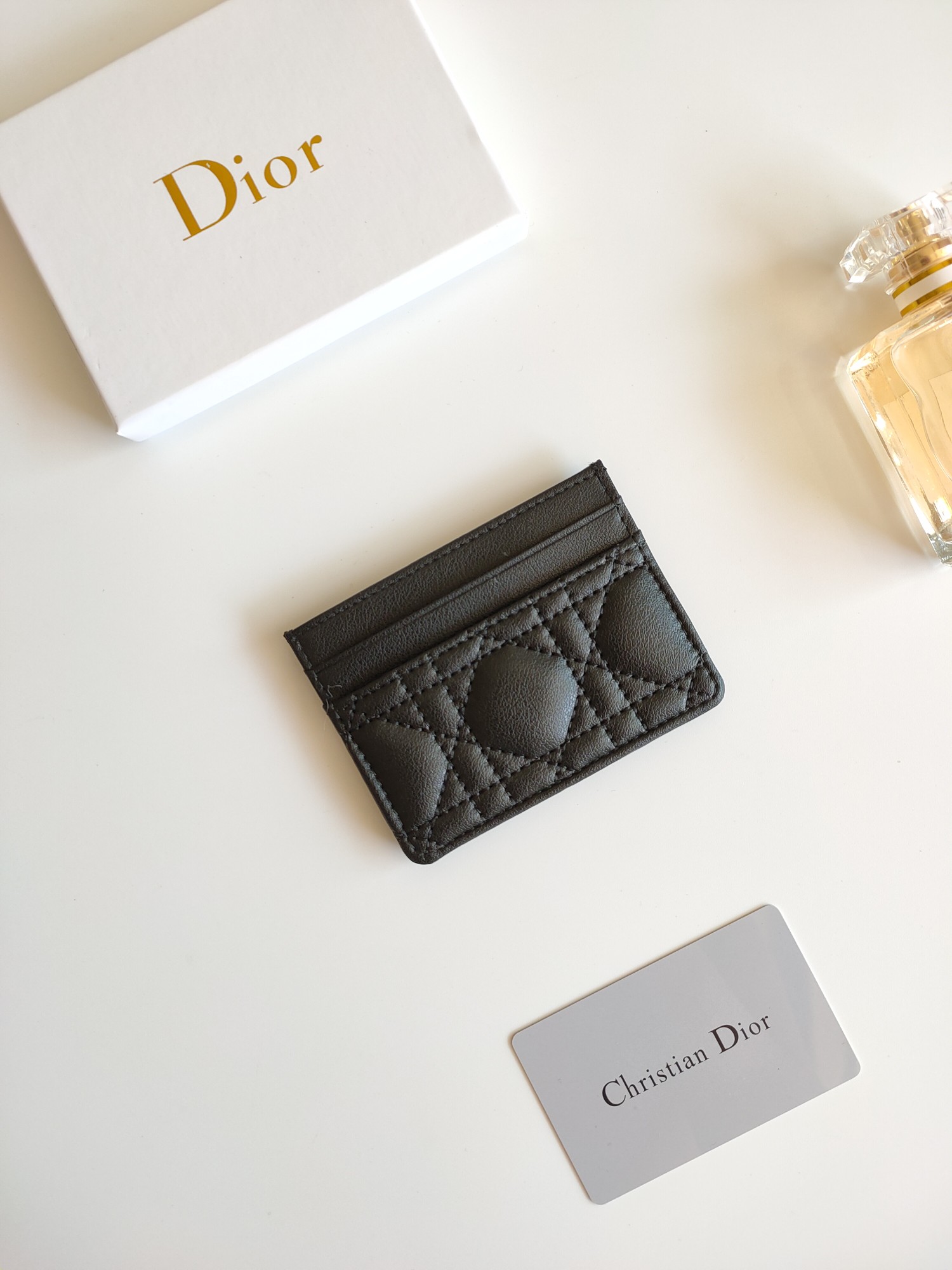 😍迪奥 Dior Caro 五格卡夹是本季新品，优雅实用。款号:S5130 采用柔软牛皮精心制作，饰以藤