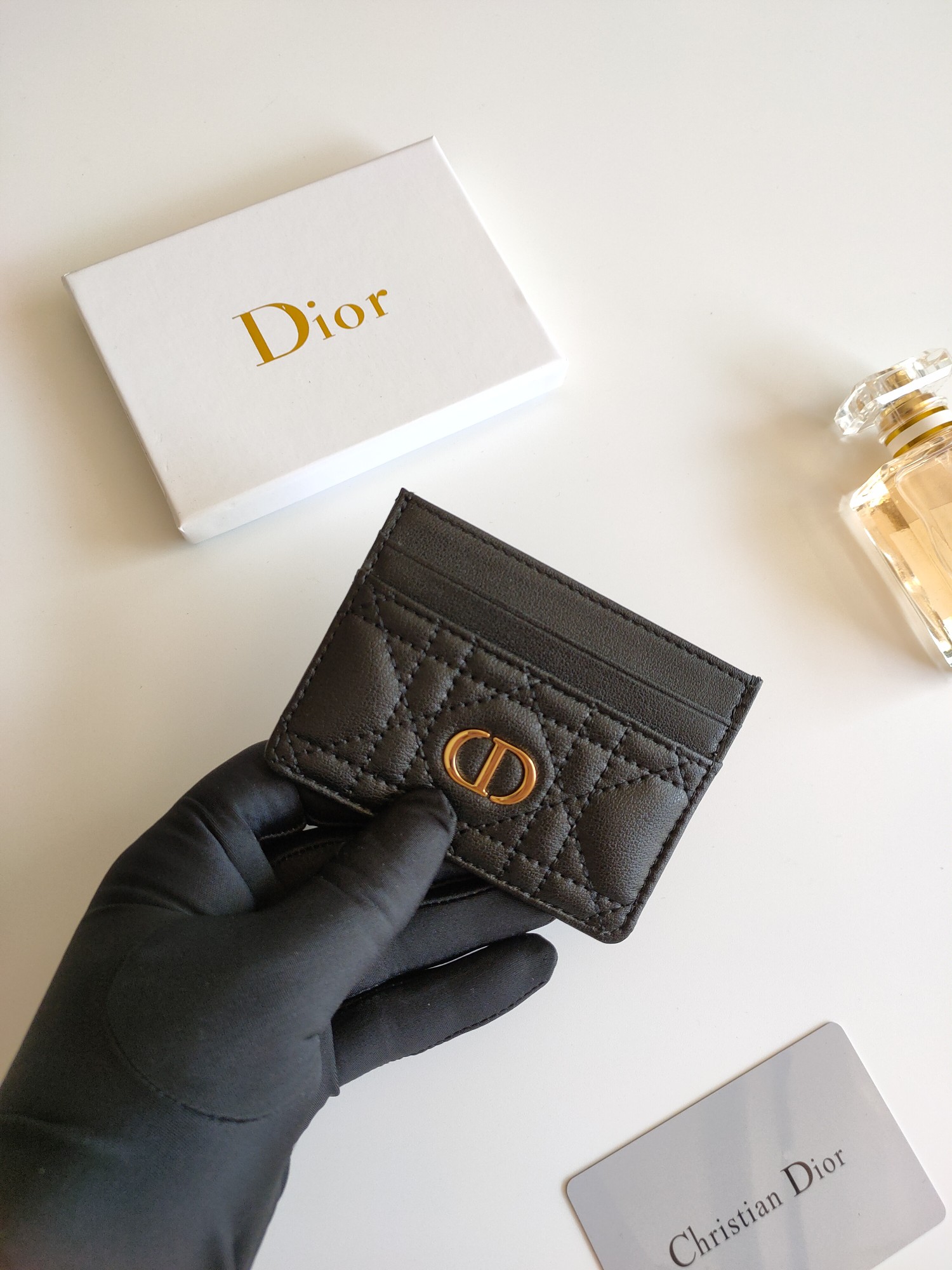 😍迪奥 Dior Caro 五格卡夹是本季新品，优雅实用。款号:S5130 采用柔软牛皮精心制作，饰以藤