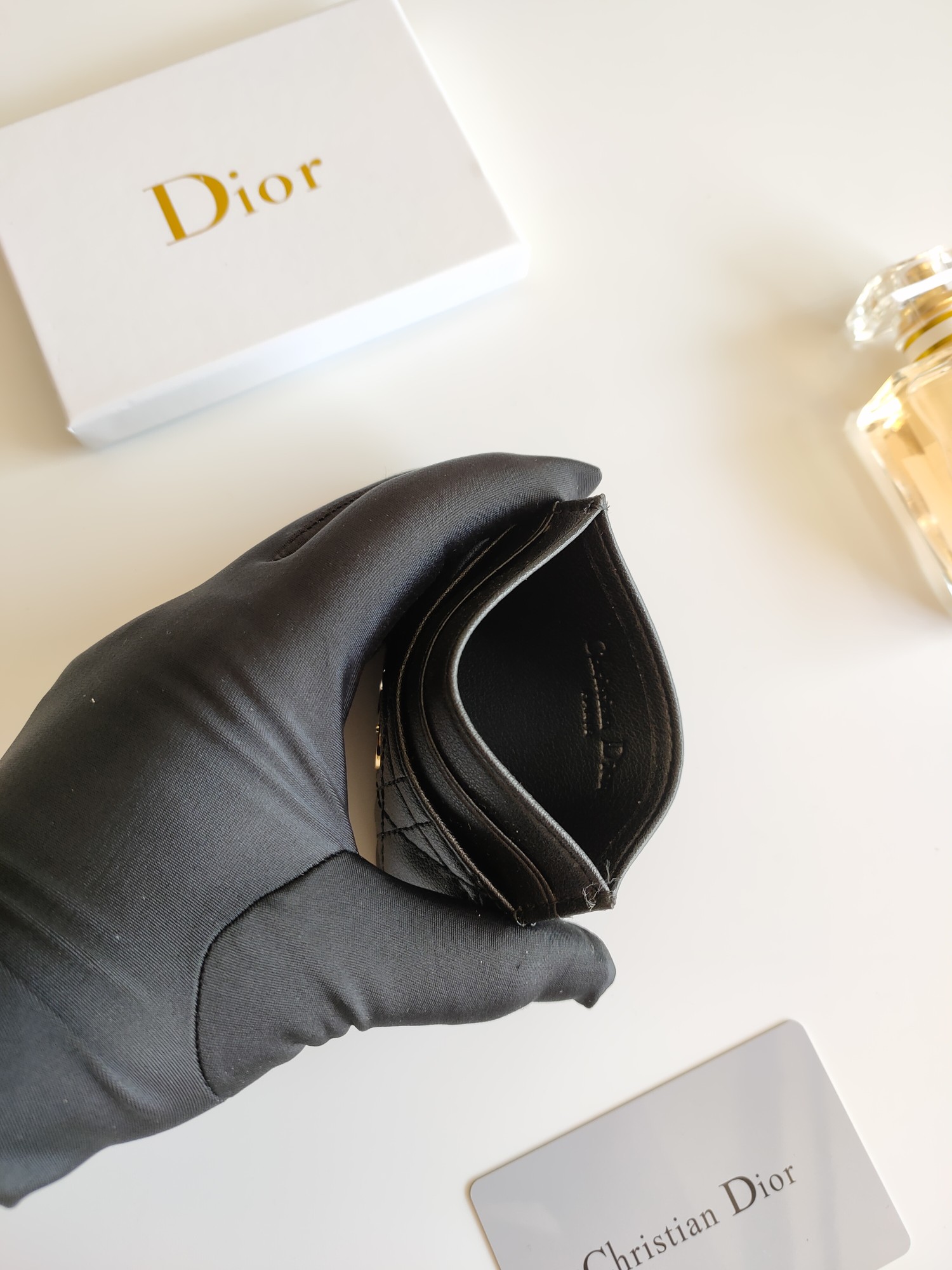 😍迪奥 Dior Caro 五格卡夹是本季新品，优雅实用。款号:S5130 采用柔软牛皮精心制作，饰以藤