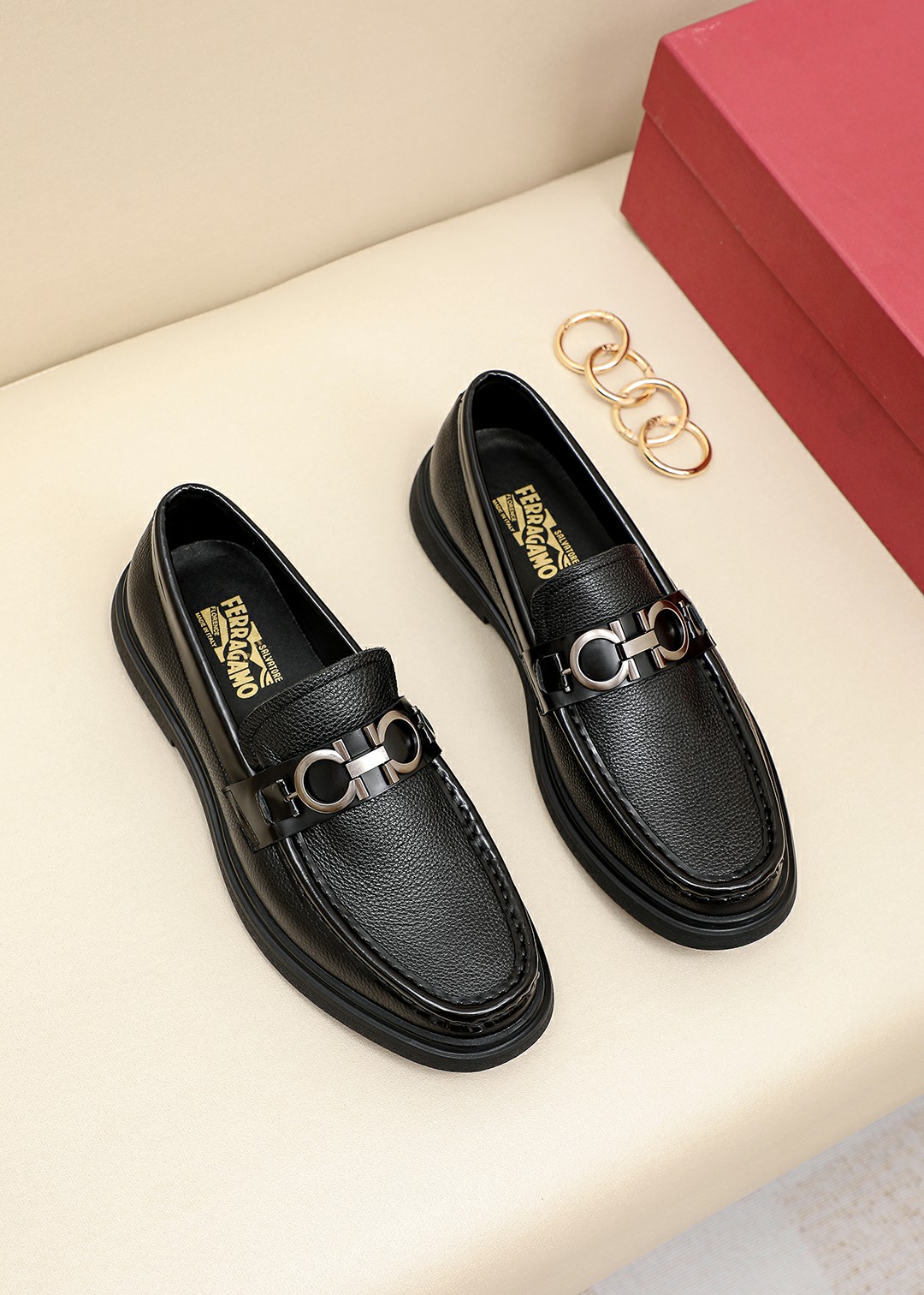 菲拉格慕。经典男士皮鞋专柜官网同步，香港购入原版，一比一打造，独家开模，原版套楦，原单质量，面料采用意大利进口小牛皮经典印花进口头层牛皮里，手工订制擦色原版专用防滑耐磨底