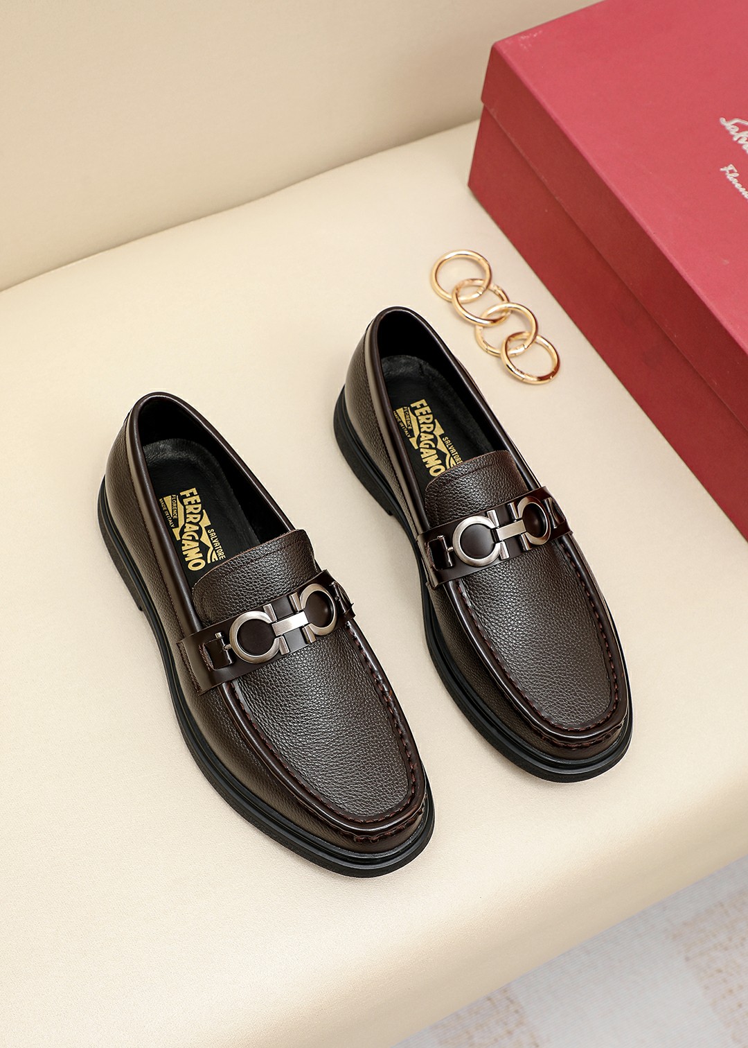 J0 菲拉格慕。经典男士皮鞋专柜官网同步，香港购入原版，一比一打造，独家开模，原版套楦，原单质量，面料采用意大利进口小牛皮经典印花进口头层牛皮里，手工订制擦色原版专用防滑耐磨底