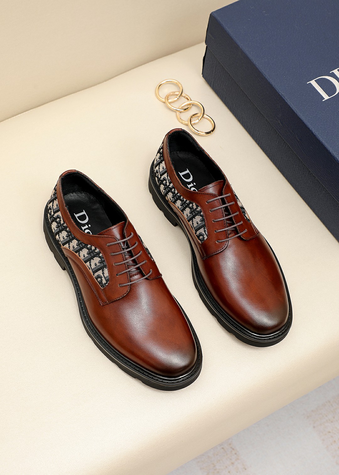 J0 菲拉格慕。经典男士皮鞋专柜官网同步，香港购入原版，一比一打造，独家开模，原版套楦，原单质量，面料采用意大利进口小牛皮经典印花进口头层牛皮里，手工订制擦色原版专用防滑耐磨底