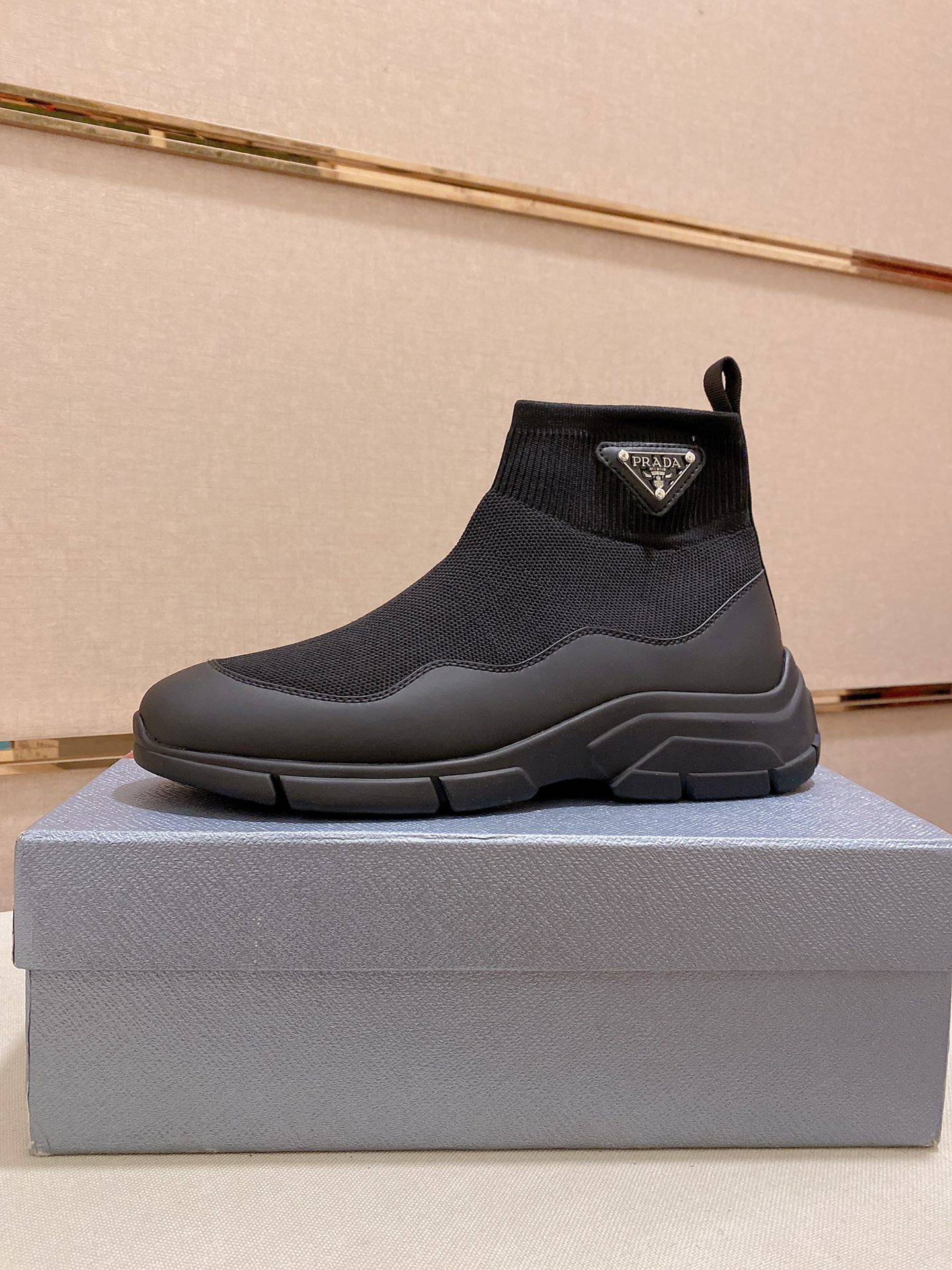 I5 普拉达官网最休闲时尚男鞋，爆款版型简洁大气，潮男专属.独有的官网最新品牌元素元素古奇原版装饰，时尚又大方，面料原版牛皮透气内里，官网指定耐磨休闲大底，专柜经典款实物拍摄38-44