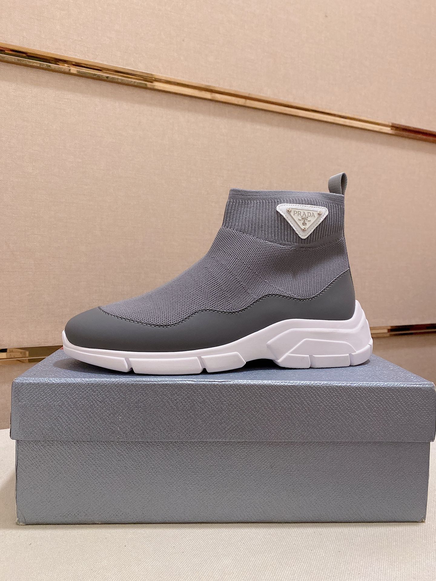 I5 普拉达官网最休闲时尚男鞋，爆款版型简洁大气，潮男专属.独有的官网最新品牌元素元素古奇原版装饰，时尚又大方，面料原版牛皮透气内里，官网指定耐磨休闲大底，专柜经典款实物拍摄38-44