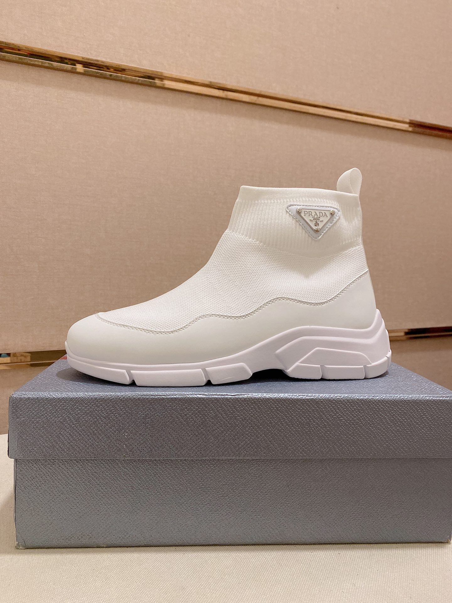 I5 普拉达官网最休闲时尚男鞋，爆款版型简洁大气，潮男专属.独有的官网最新品牌元素元素古奇原版装饰，时尚又大方，面料原版牛皮透气内里，官网指定耐磨休闲大底，专柜经典款实物拍摄38-44