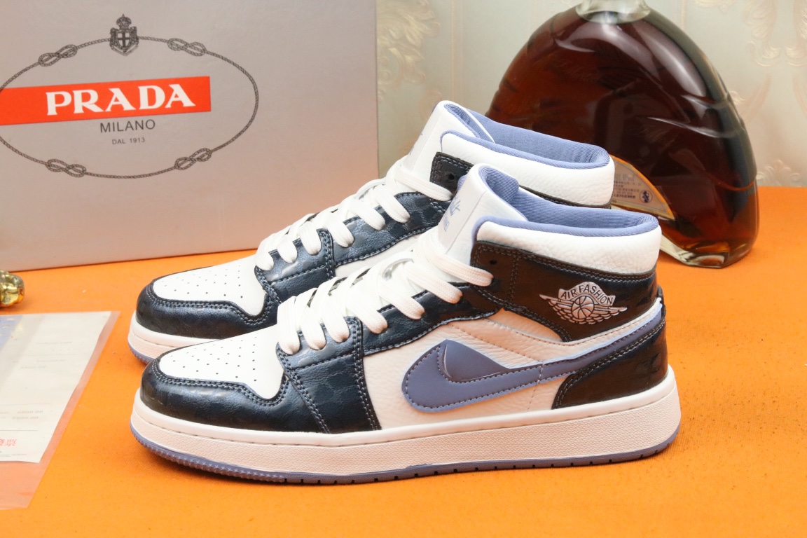 I5 高品质PRADA普拉达上市著名奢侈品牌，专柜同步更新，意大利男鞋时尚杂志季刊封面主推款鞋面采用意大利进口小牛皮，透气网布内里。原版防滑橡胶大底，上脚舒适有型。 细节无可挑剔。