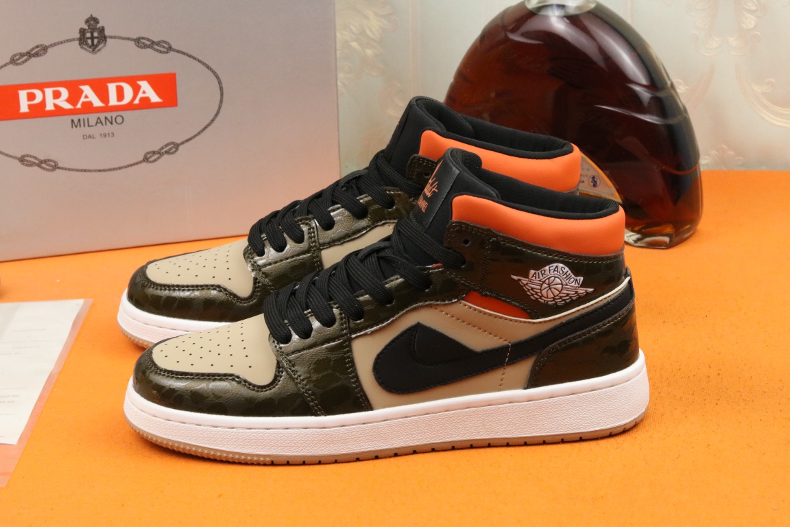 I5 高品质PRADA普拉达上市著名奢侈品牌，专柜同步更新，意大利男鞋时尚杂志季刊封面主推款鞋面采用意大利进口小牛皮，透气网布内里。原版防滑橡胶大底，上脚舒适有型。 细节无可挑剔。