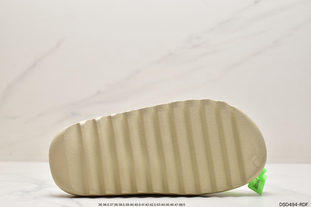 Kanye once again joined hands with Kanye West x Adidas Yeezy Slide 