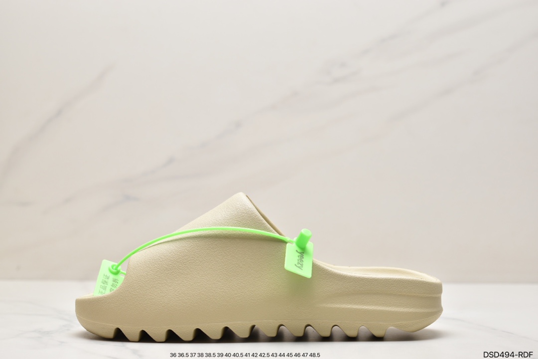 Kanye once again joined hands with Kanye West x Adidas Yeezy Slide 