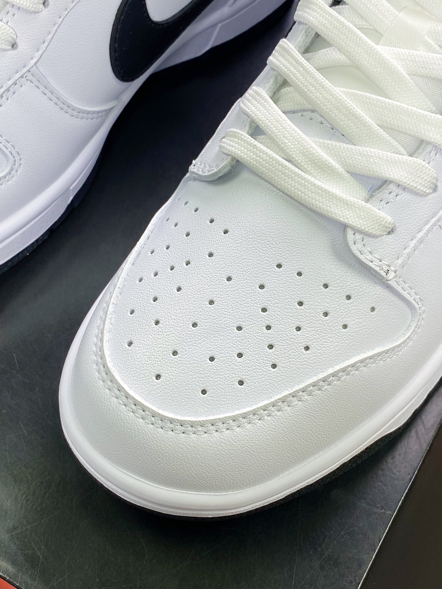 220  WMNS SB Dunk Low”White/Black”扣篮系列低帮休闲运动滑板板鞋“皮革白黑钩子”DD1503-113