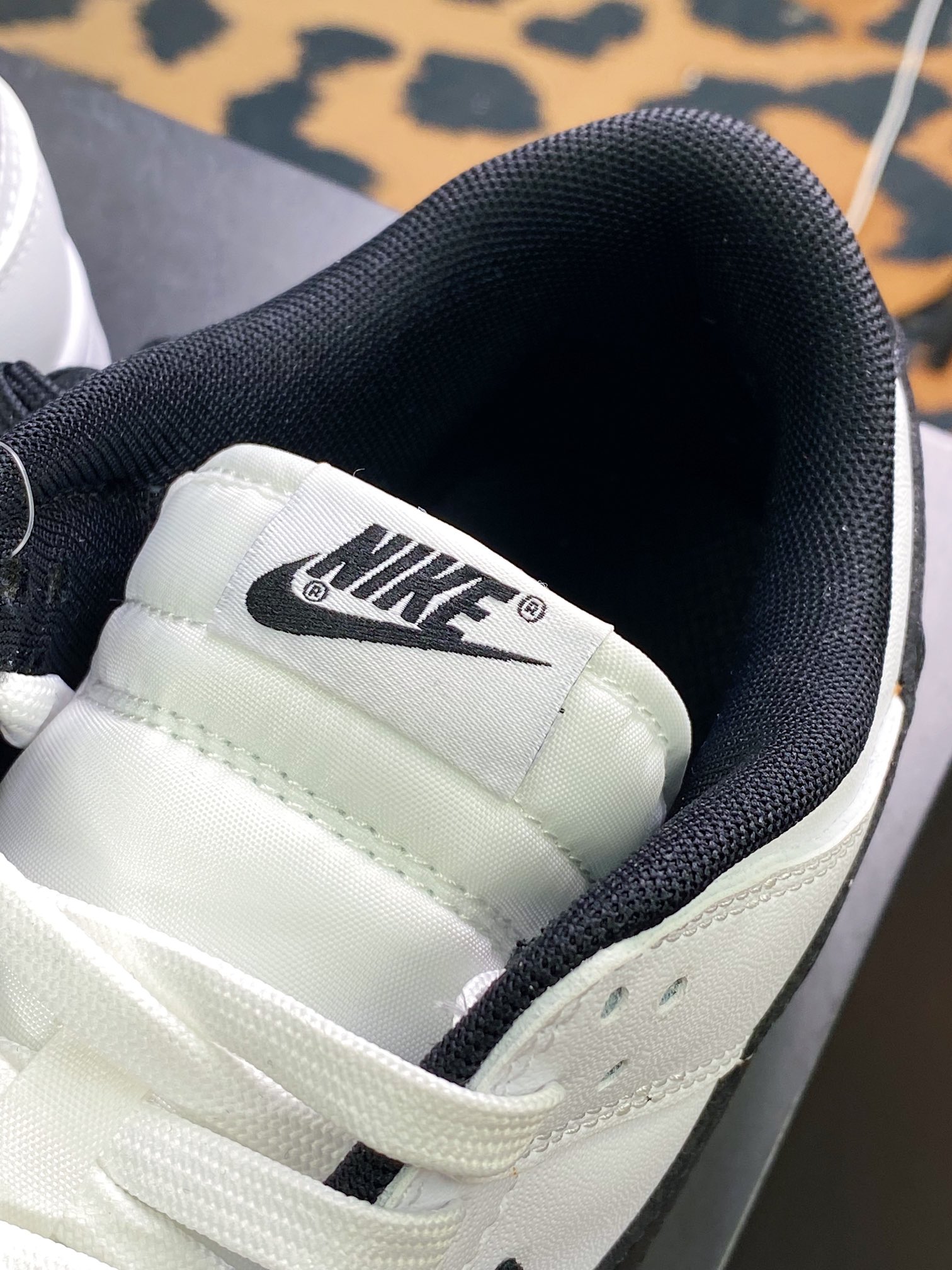 220  WMNS SB Dunk Low”White/Black”扣篮系列低帮休闲运动滑板板鞋“皮革白黑钩子”DD1503-113