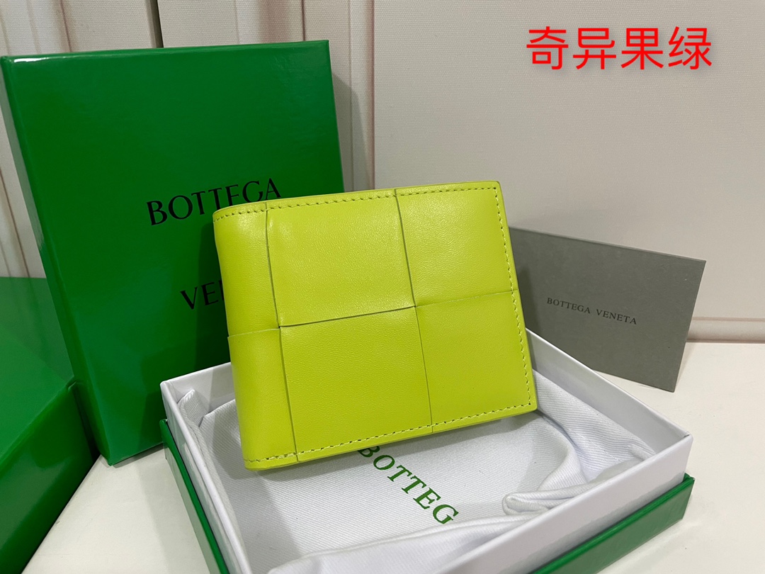 Portefeuille court Bottega Veneta en cuir de veau nappa brillant, 8 emplacements pour cartes, porte-monnaie