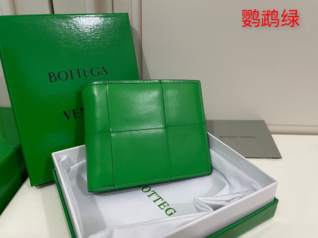 Portefeuille court Bottega Veneta en cuir de veau nappa vert perroquet 8 emplacements pour cartes 1 poche à monnaie