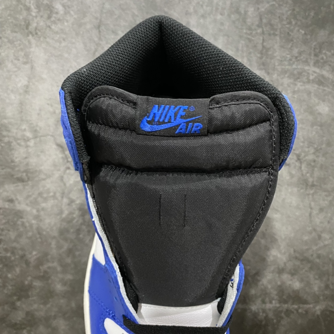 图片[9]-顶级纯原版Air Jordan 1 AJ小闪电 555088-403 小闪电配色市场众多大厂纯原已经断货 目前仅此版本全码有货且是第一梯队的品质 独家原底原面皮料 原厂油墨 最完美3D高频立体飞翼 字体大小色泽亮度均保持原鞋一致 全部原厂特供皮料 原厂配方烧制的大底 原厂核心技术 原厂拉帮手法 中底布自然渗透 最正宗的AJ1的小蛮腰屁股 钩子 外领口饰片 鞋头 防泥片 鞋眼片 全部采用原厂电脑车 针距 边距完全同步原鞋 最正宗的原鞋即视感‼️ 尺码：40 40.5 41 42 42.5 43 44 44.5 45 46 47.5-选品中心