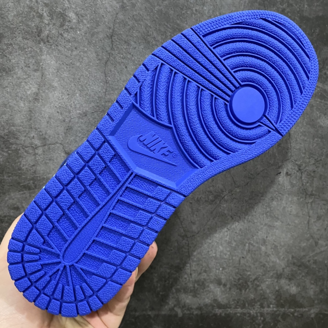 图片[8]-顶级纯原版Air Jordan 1 AJ小闪电 555088-403 小闪电配色市场众多大厂纯原已经断货 目前仅此版本全码有货且是第一梯队的品质 独家原底原面皮料 原厂油墨 最完美3D高频立体飞翼 字体大小色泽亮度均保持原鞋一致 全部原厂特供皮料 原厂配方烧制的大底 原厂核心技术 原厂拉帮手法 中底布自然渗透 最正宗的AJ1的小蛮腰屁股 钩子 外领口饰片 鞋头 防泥片 鞋眼片 全部采用原厂电脑车 针距 边距完全同步原鞋 最正宗的原鞋即视感‼️ 尺码：40 40.5 41 42 42.5 43 44 44.5 45 46 47.5-选品中心