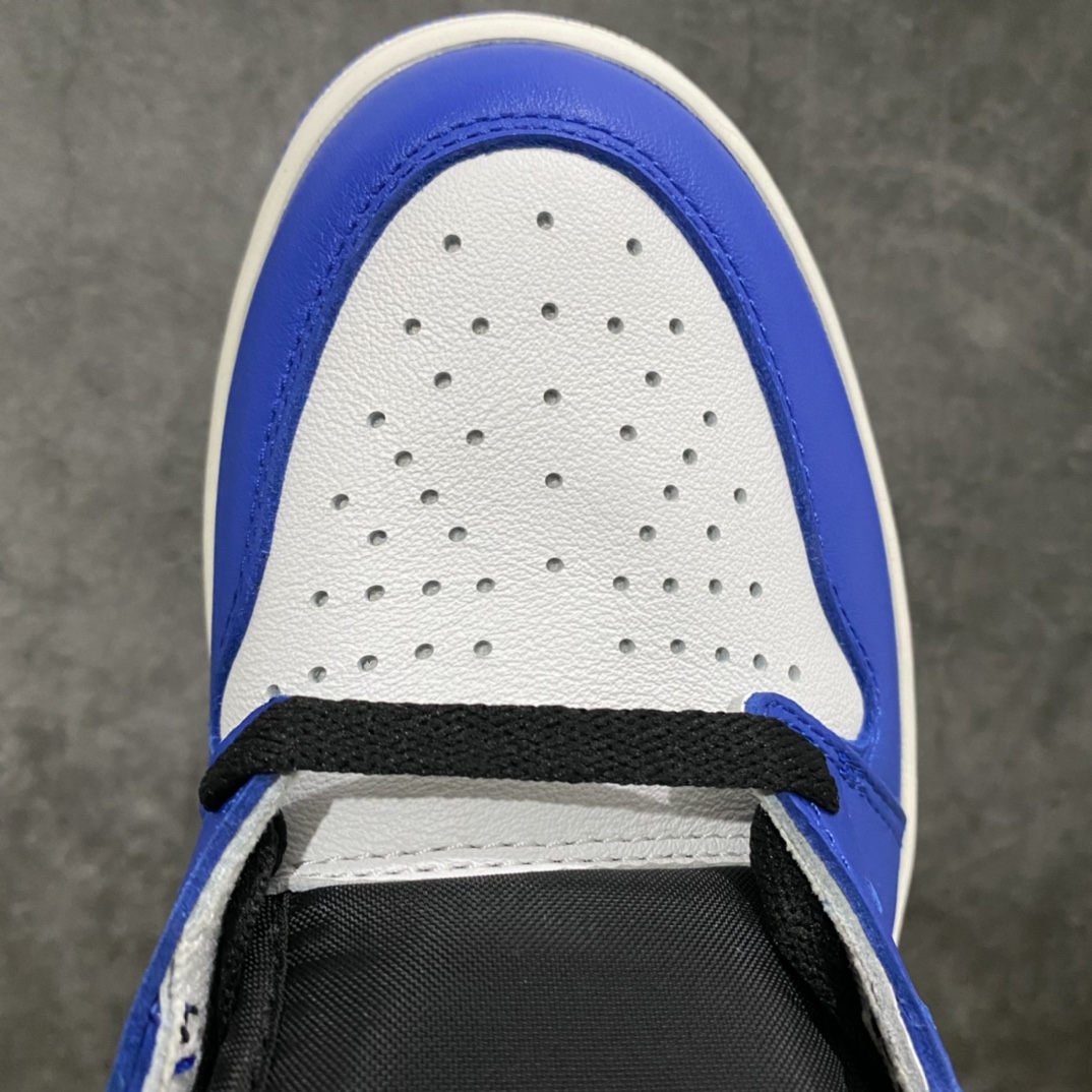 图片[5]-顶级纯原版Air Jordan 1 AJ小闪电 555088-403 小闪电配色市场众多大厂纯原已经断货 目前仅此版本全码有货且是第一梯队的品质 独家原底原面皮料 原厂油墨 最完美3D高频立体飞翼 字体大小色泽亮度均保持原鞋一致 全部原厂特供皮料 原厂配方烧制的大底 原厂核心技术 原厂拉帮手法 中底布自然渗透 最正宗的AJ1的小蛮腰屁股 钩子 外领口饰片 鞋头 防泥片 鞋眼片 全部采用原厂电脑车 针距 边距完全同步原鞋 最正宗的原鞋即视感‼️ 尺码：40 40.5 41 42 42.5 43 44 44.5 45 46 47.5-选品中心