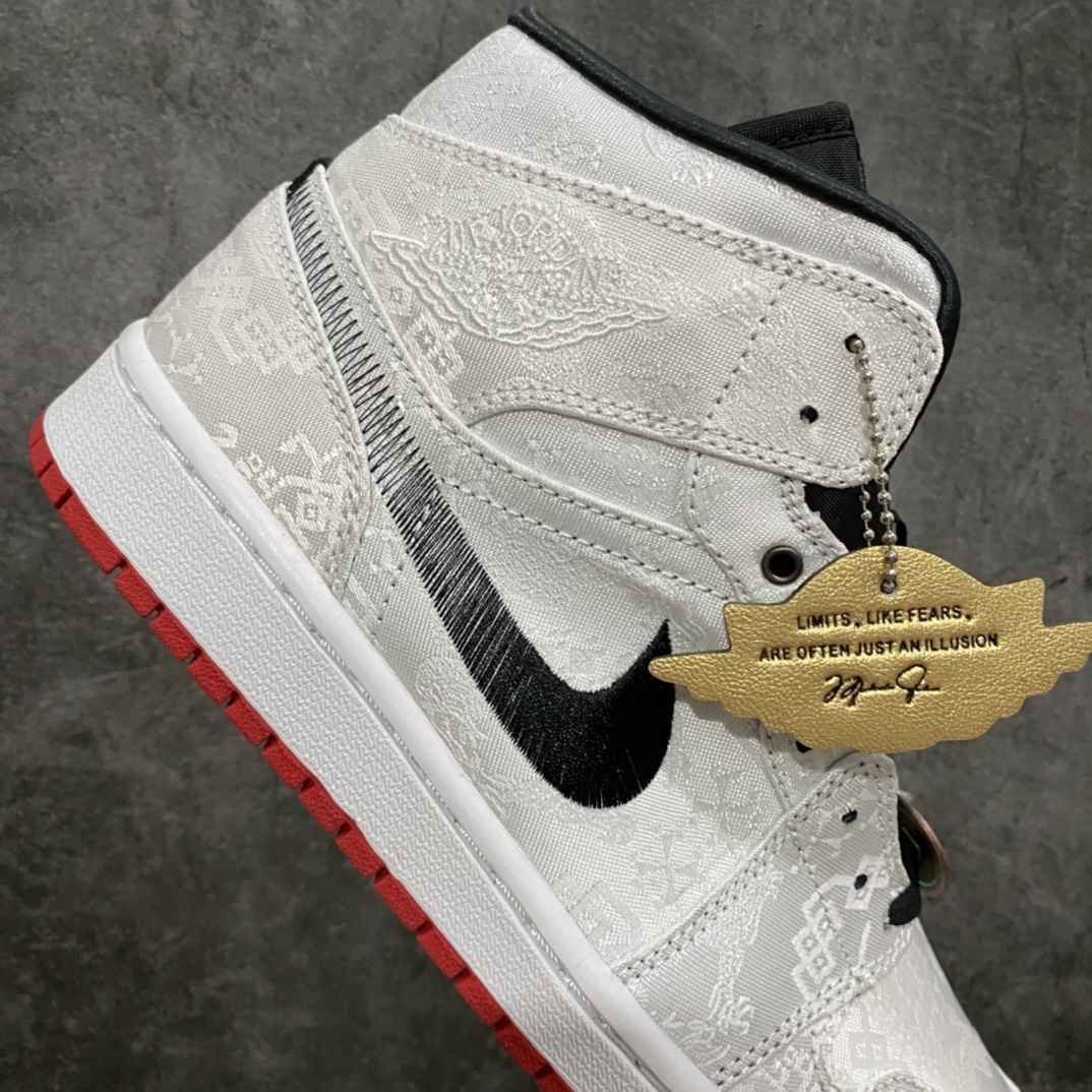 图片[7]-莞顶纯原版AJ1 Mid白丝绸CU2804-100 目前市场最顶品质没有之一 原厂大底内置全掌气垫 原厂丝绸面。正确吊牌 正确做旧铜钱 鞋舌AJ原厂专用牛津布+AJ专用反口珍珠布+原厂无杂质高弹内里海棉 特殊封边弹力鞋带 全网唯一头层牛皮 原鞋开模 拒绝公底 购置公司同步原材料 都有细节还原95%全网最高版本 原汁原味 忠于原版 尺码：40 40.5 41 42 42.5 43 44 44.5 45 46-选品中心