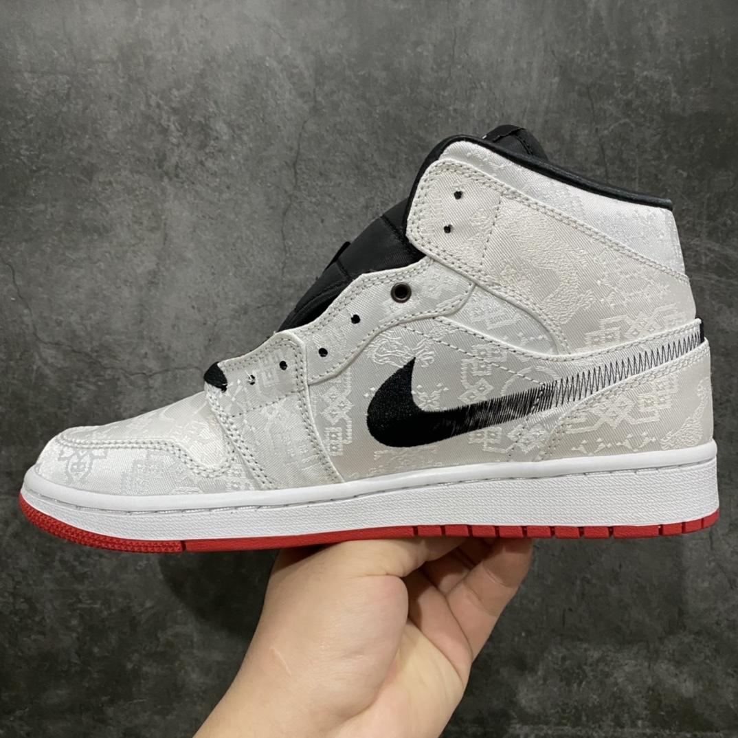 图片[2]-莞顶纯原版AJ1 Mid白丝绸CU2804-100 目前市场最顶品质没有之一 原厂大底内置全掌气垫 原厂丝绸面。正确吊牌 正确做旧铜钱 鞋舌AJ原厂专用牛津布+AJ专用反口珍珠布+原厂无杂质高弹内里海棉 特殊封边弹力鞋带 全网唯一头层牛皮 原鞋开模 拒绝公底 购置公司同步原材料 都有细节还原95%全网最高版本 原汁原味 忠于原版 尺码：40 40.5 41 42 42.5 43 44 44.5 45 46-选品中心